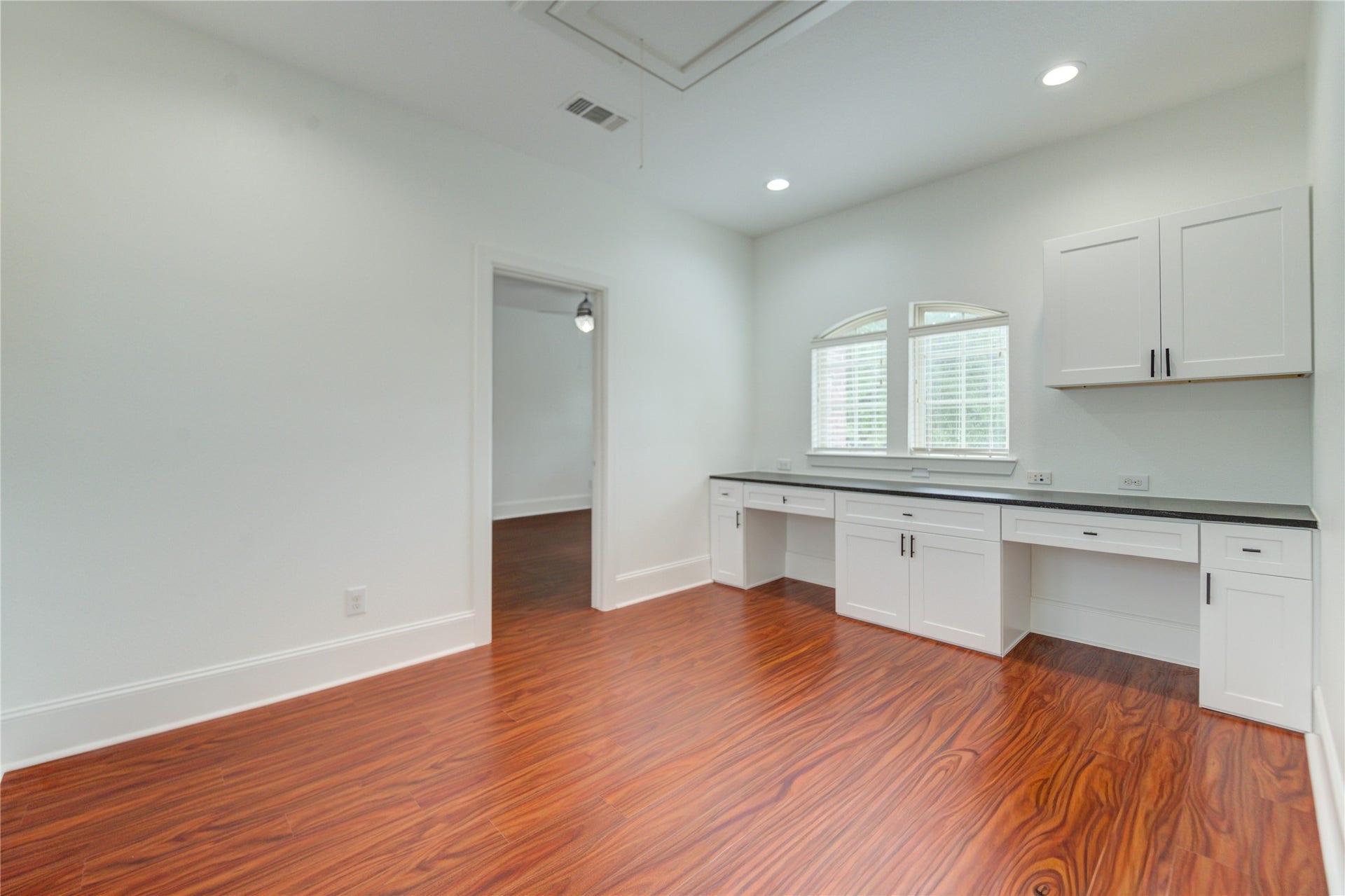 27715 Guthrie Ridge Ln, Katy, TX 77494 A thoughtfully designed built-in workspace upstairs, ideal for productivity and organization.