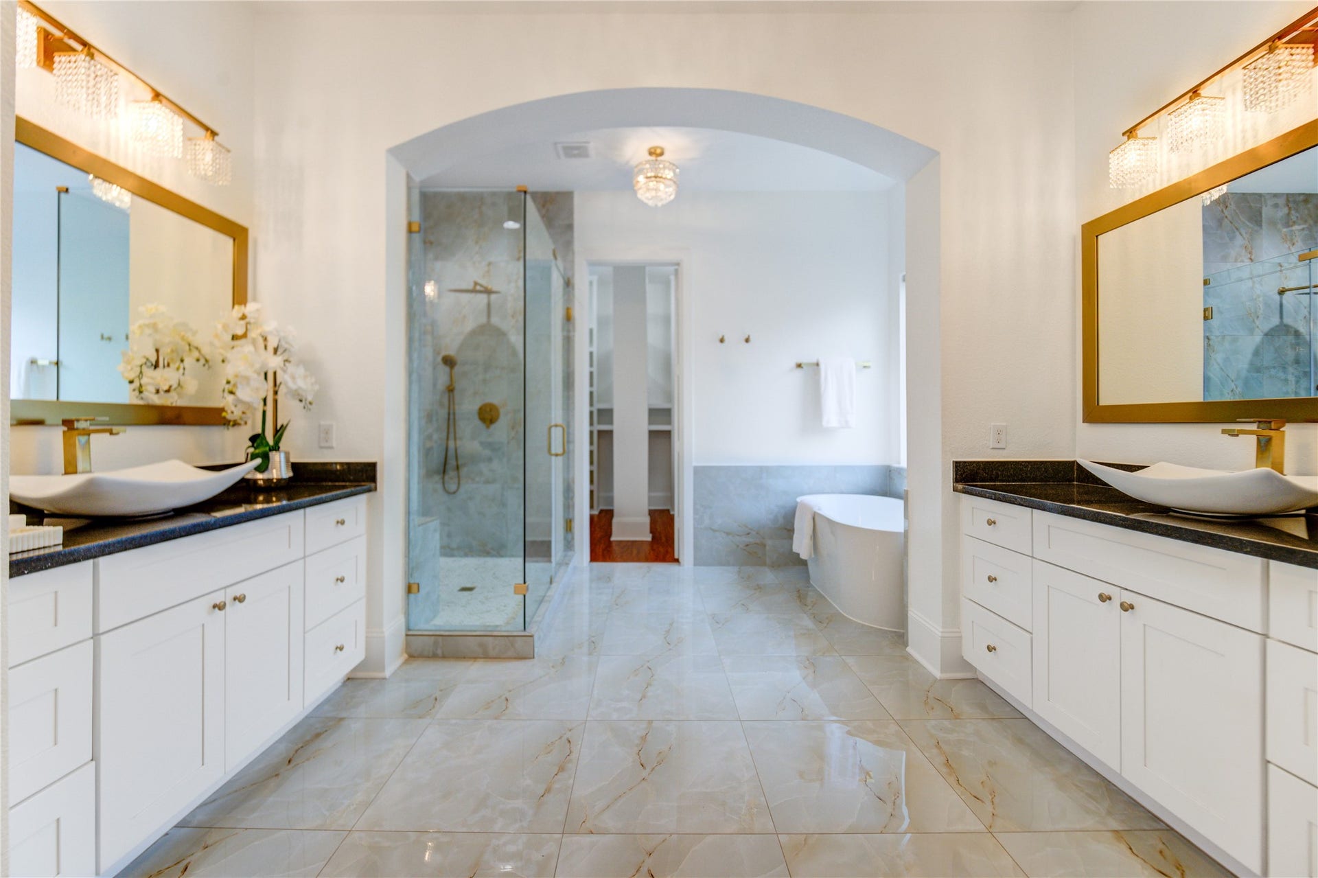 27715 Guthrie Ridge Ln, Katy, TX 77494 The primary bathroom has been exquisitely renovated, offering separate vanities, a generous shower, and a deep soaking tub for ultimate relaxation.