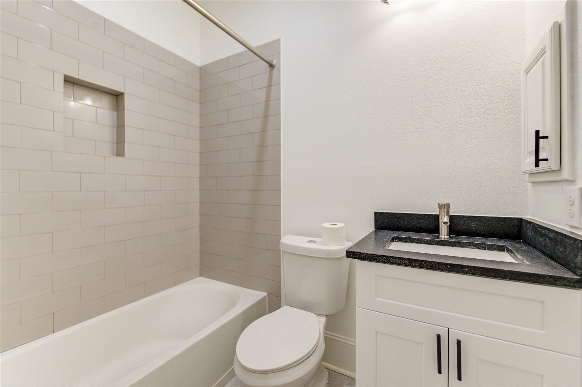 27715 Guthrie Ridge Ln, Katy, TX 77494 Secondary bathroom upstairs.