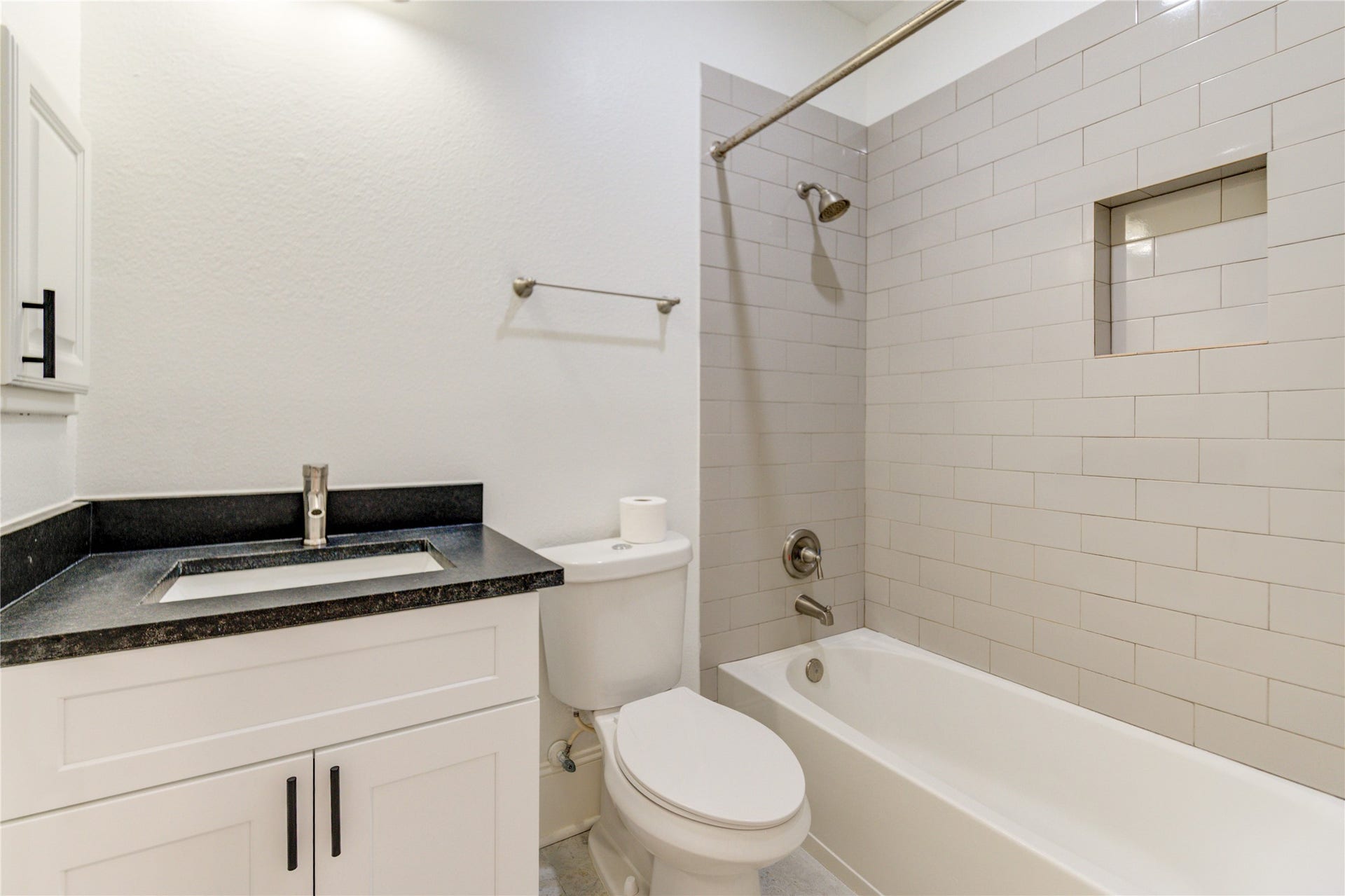 27715 Guthrie Ridge Ln, Katy, TX 77494 Secondary bathroom upstairs.