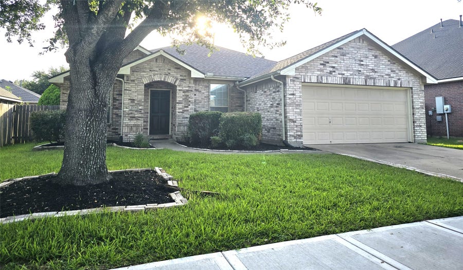 Property photo for 2706 Courtyard Lane, Pearland, TX