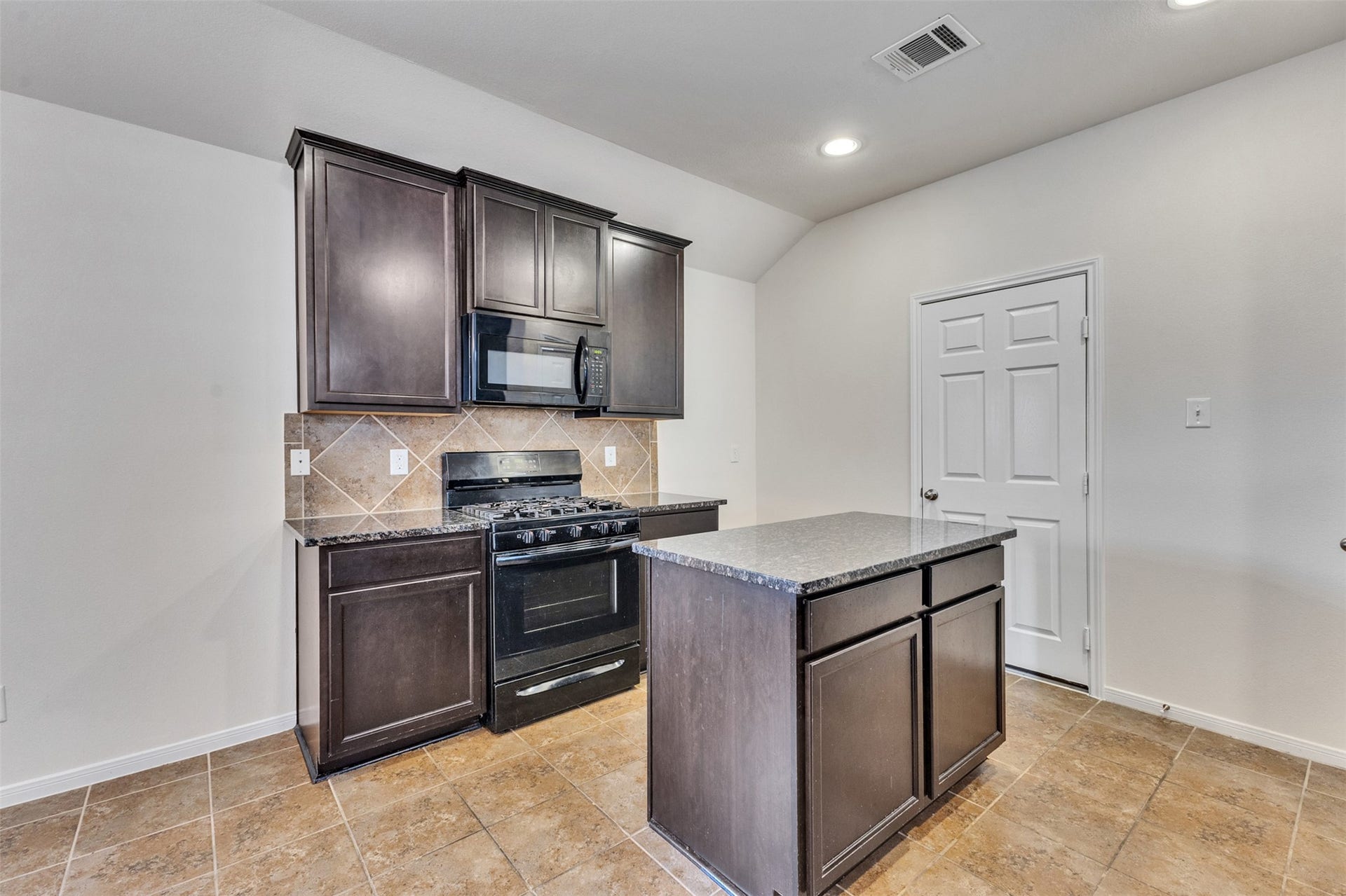 12915 Almeda Crossing Court, Houston, TX 77048 Sapphire Granite kitchen with Center island and gas range