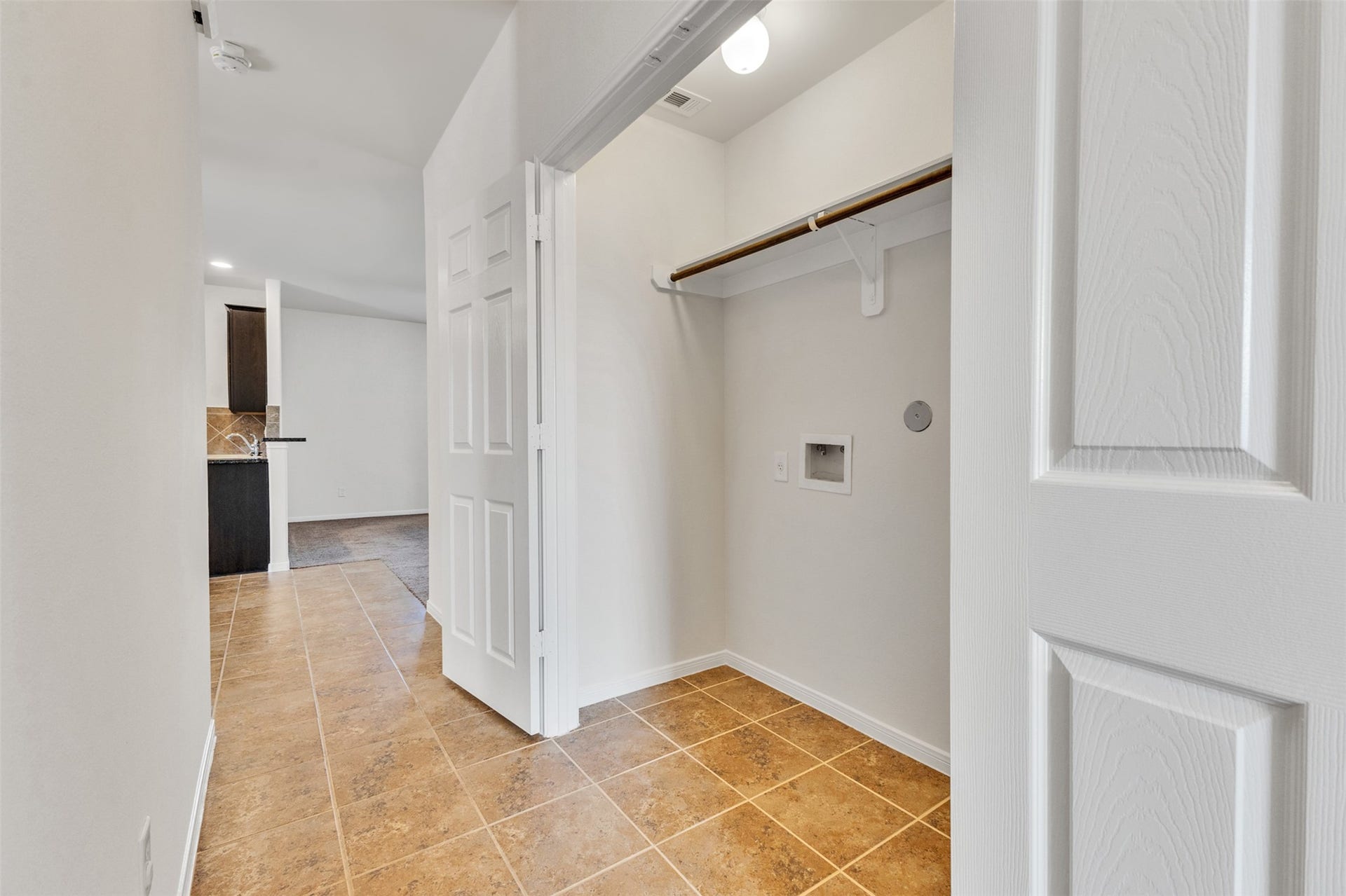 12915 Almeda Crossing Court, Houston, TX 77048 Convenient indoor utility area with washer and dryer connections.