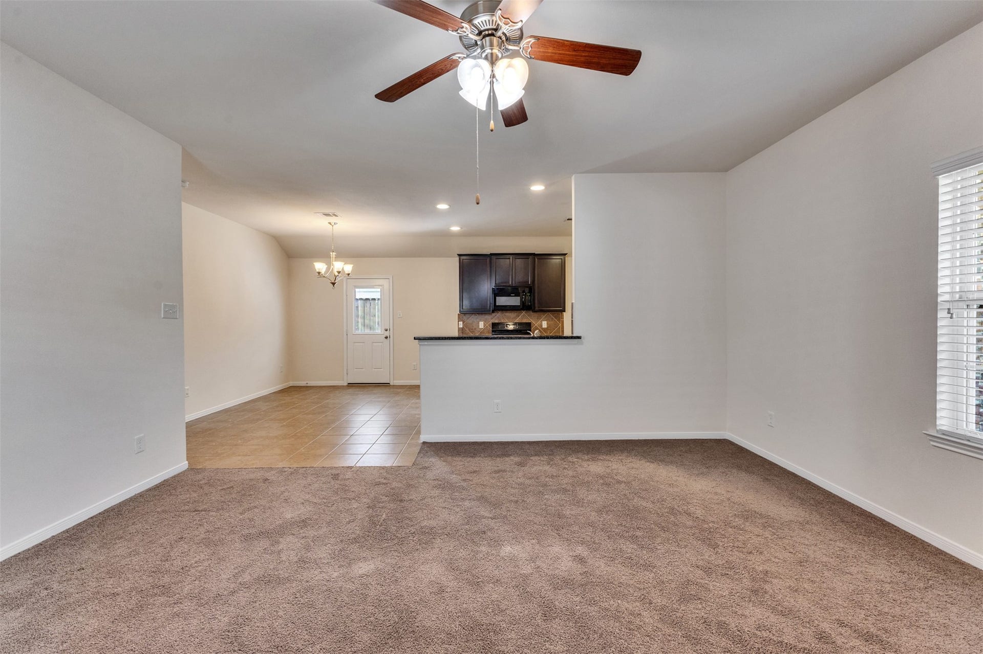 12915 Almeda Crossing Court, Houston, TX 77048 Spacious open-concept living area and abundant natural light, flowing seamlessly into the dining area and kitchen.