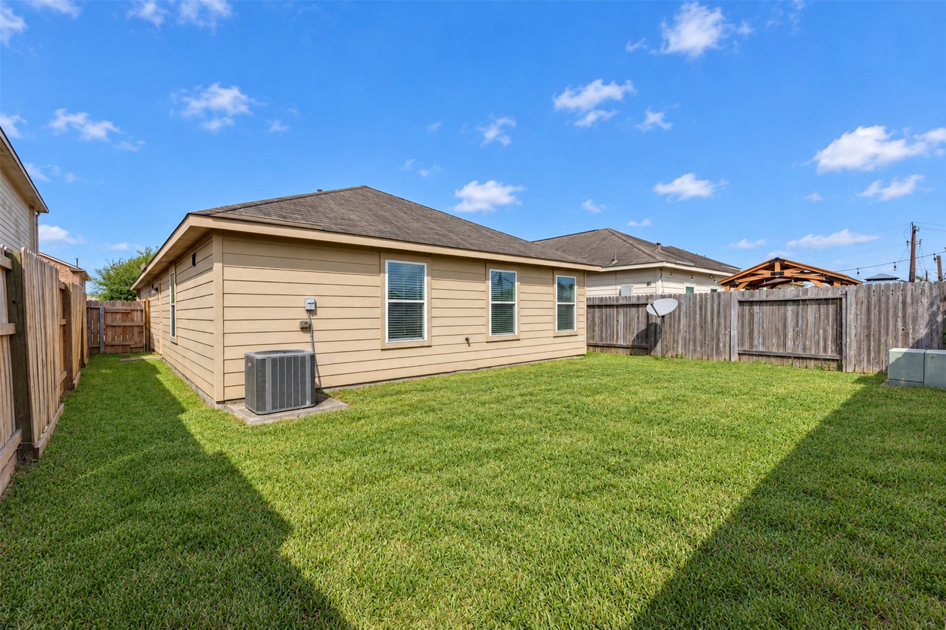 12915 Almeda Crossing Court, Houston, TX 77048 Fully fenced backyard with spacious lawn and room for outdoor enjoyment.