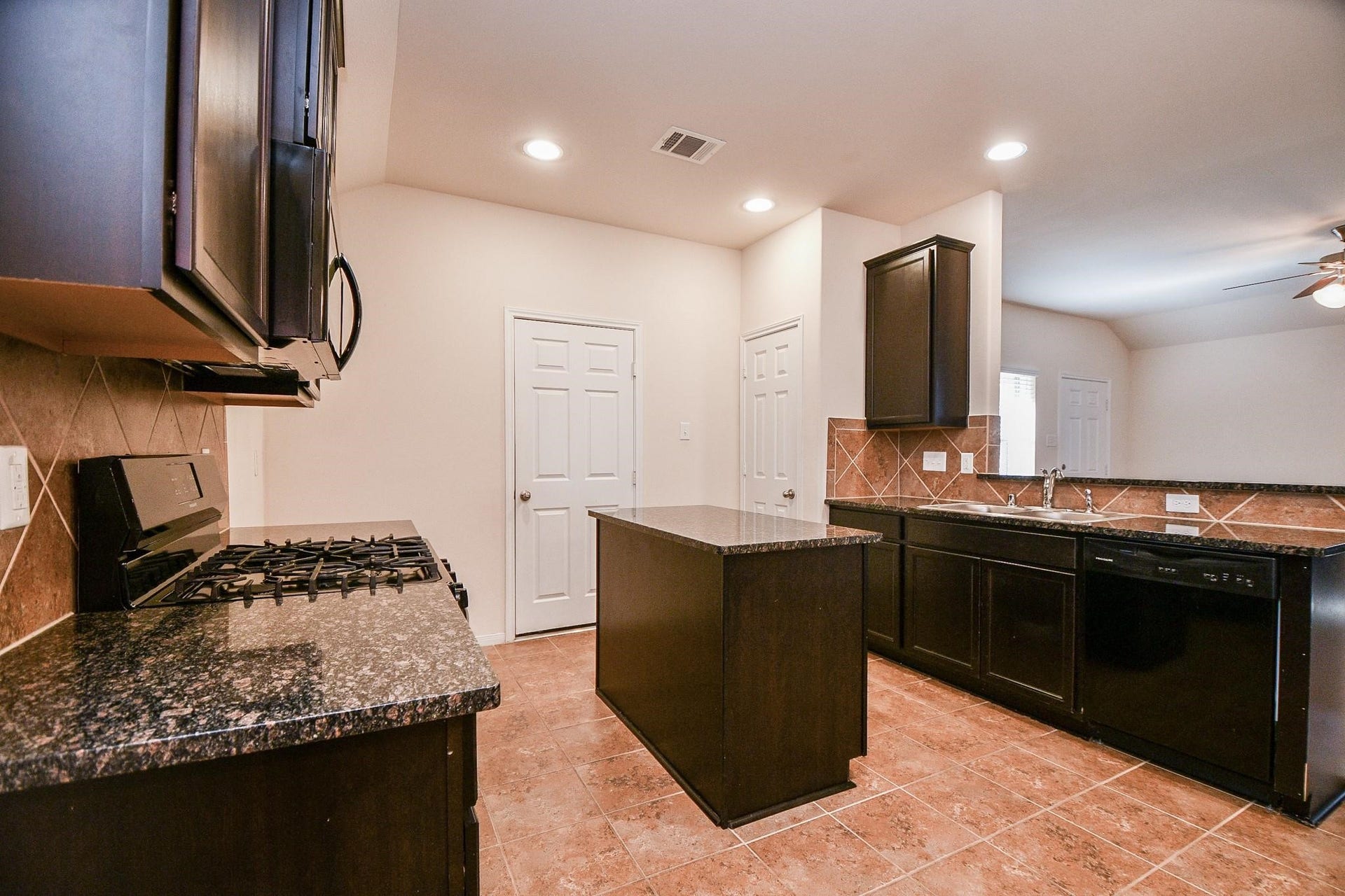 12915 Almeda Crossing Court, Houston, TX 77048 Elegant Sapphire granite countertops and ample cabinet space.