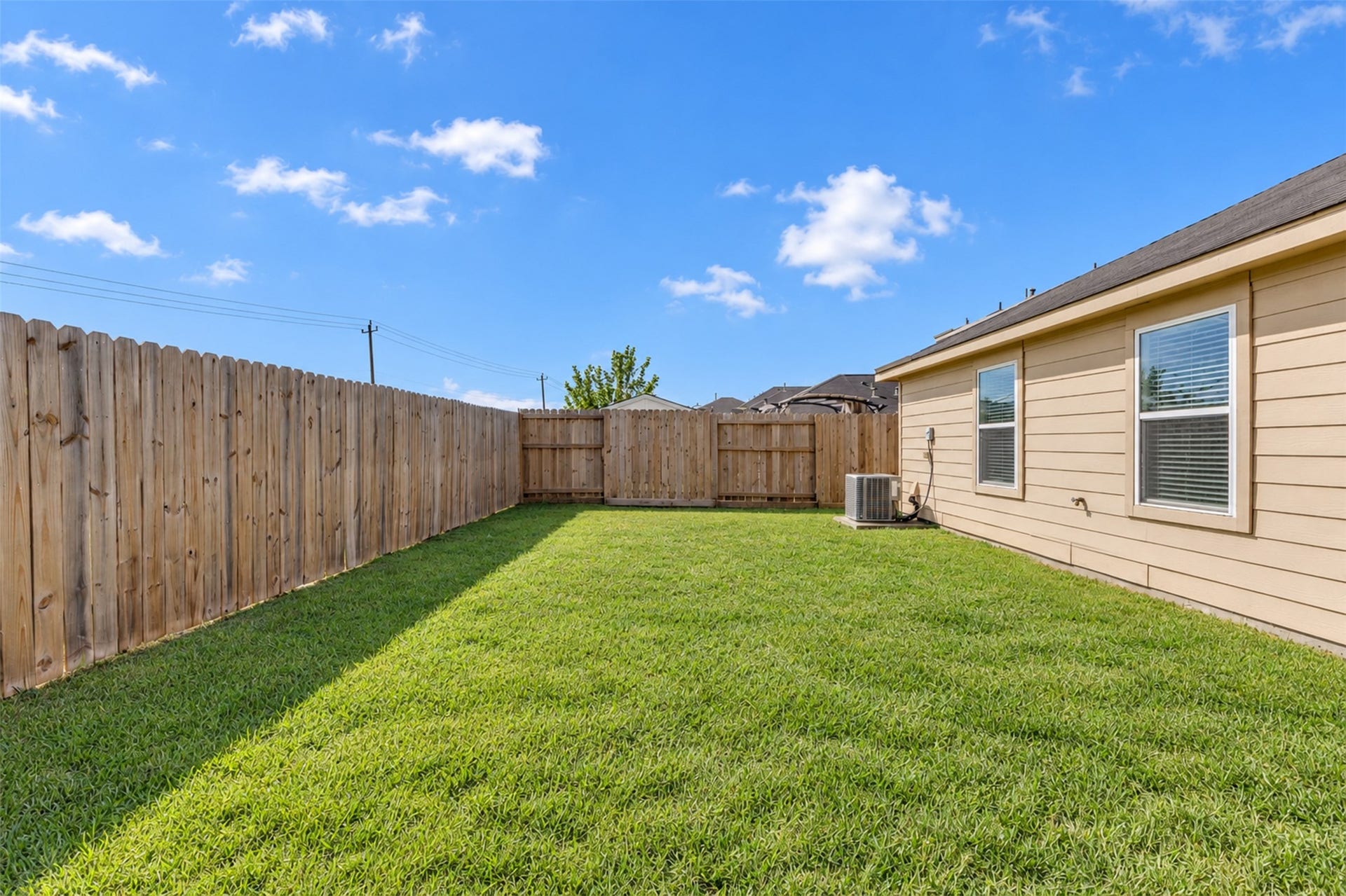 12915 Almeda Crossing Court, Houston, TX 77048 Spacious, fully fenced backyard with a well-maintained lawn.