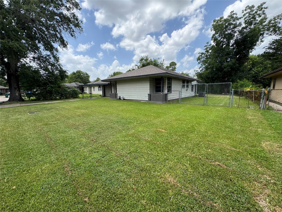 Property photo for 311 Alta Vista Drive, Pasadena, TX