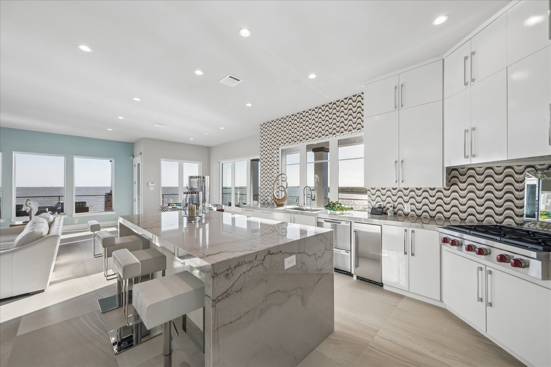 1 Water Key, Hitchcock, TX 77563 This kitchen delivers a clean blend of luxury and performance, opening directly to the living area with bay views from nearly every angle. The layout is bright, functional, and designed for both everyday living and entertaining