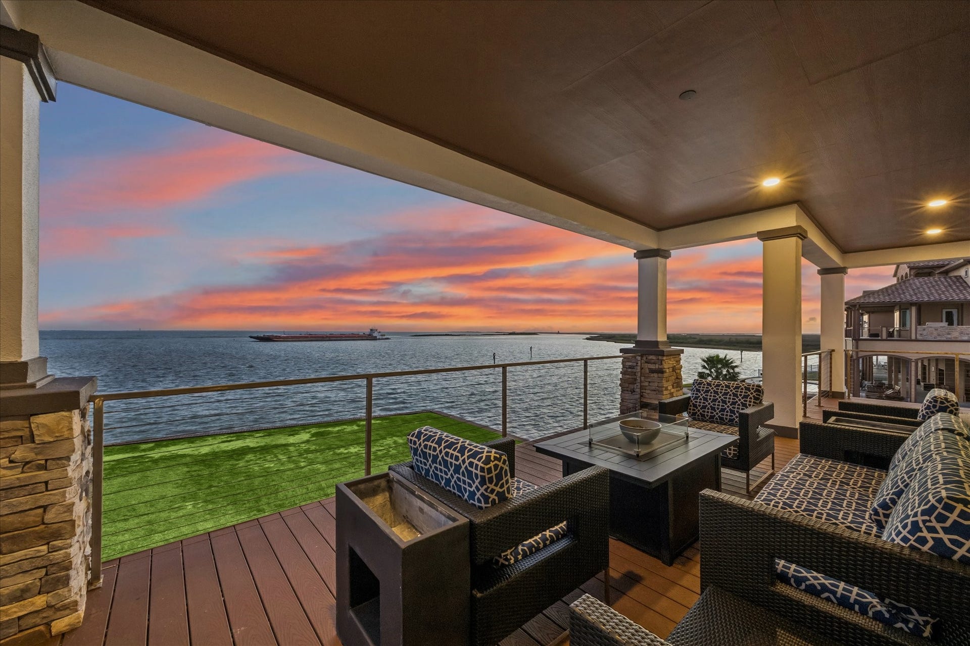 1 Water Key, Hitchcock, TX 77563 This view never gets old; whether entertaining guests or enjoying a twilight unwind, the bays serene panorama provides an unparalleled connection to coastal living