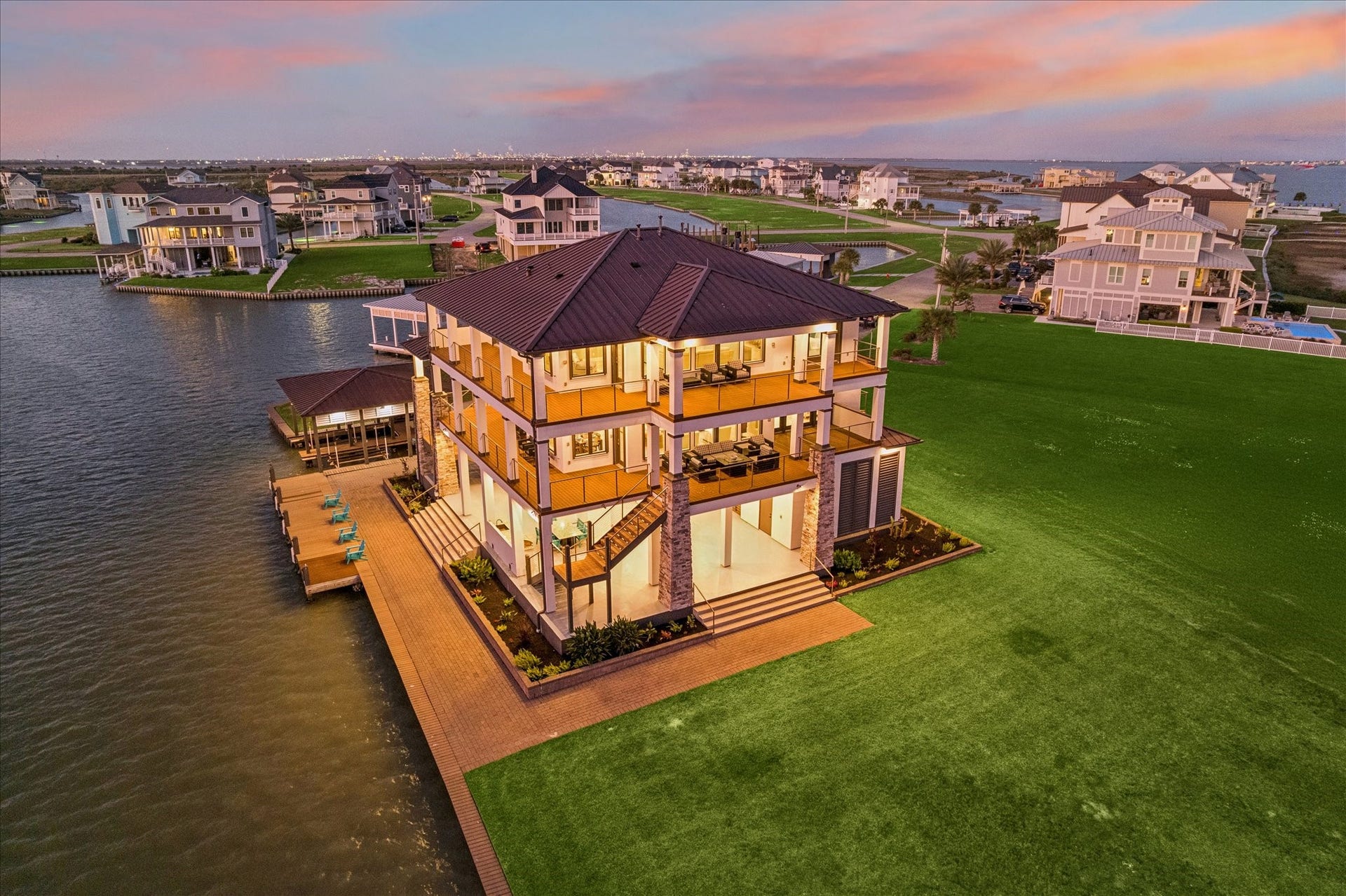 1 Water Key, Hitchcock, TX 77563 Situated on a premier cul-de-sac point homesite, this property captures sweeping, unobstructed views of West Galveston Bay. Its unique positioning offers enhanced privacy and direct water access, creating a front-row seat to coastal sunsets and open bay vistas