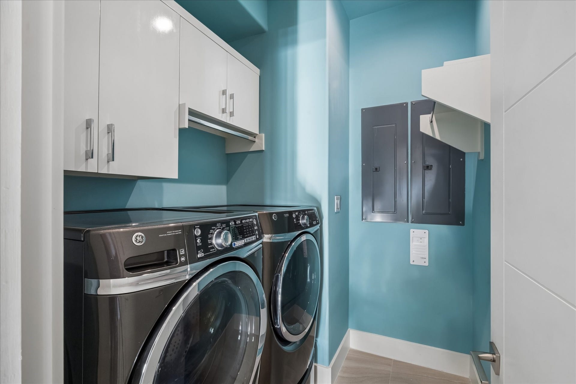 1 Water Key, Hitchcock, TX 77563 Conveniently located first-floor laundry area positioned near the primary suite