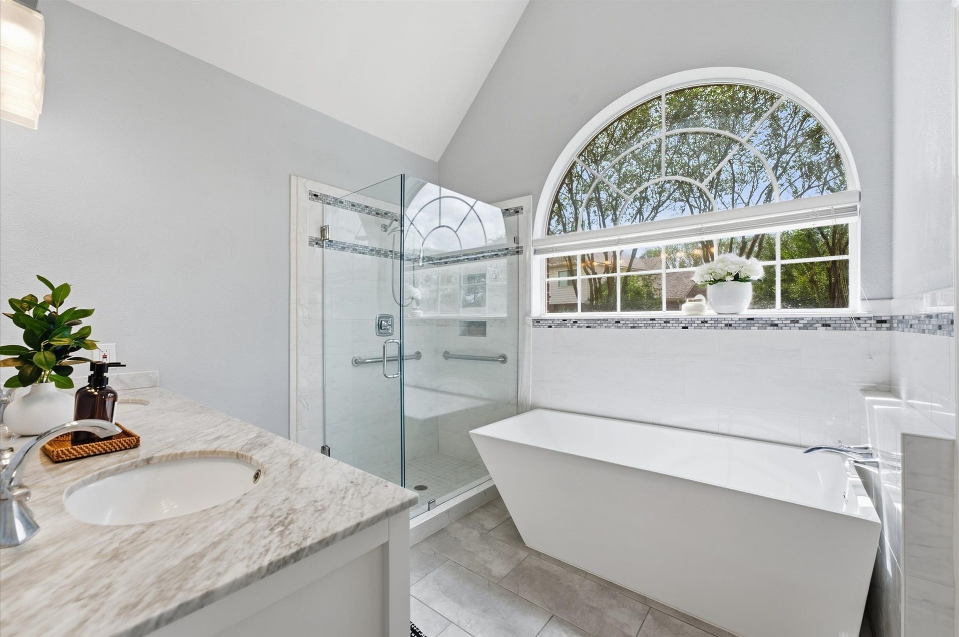 3010 Peekskill Court, Pearland, TX 77584 Primary bath features a soaking tub, separate shower, and double sinks.