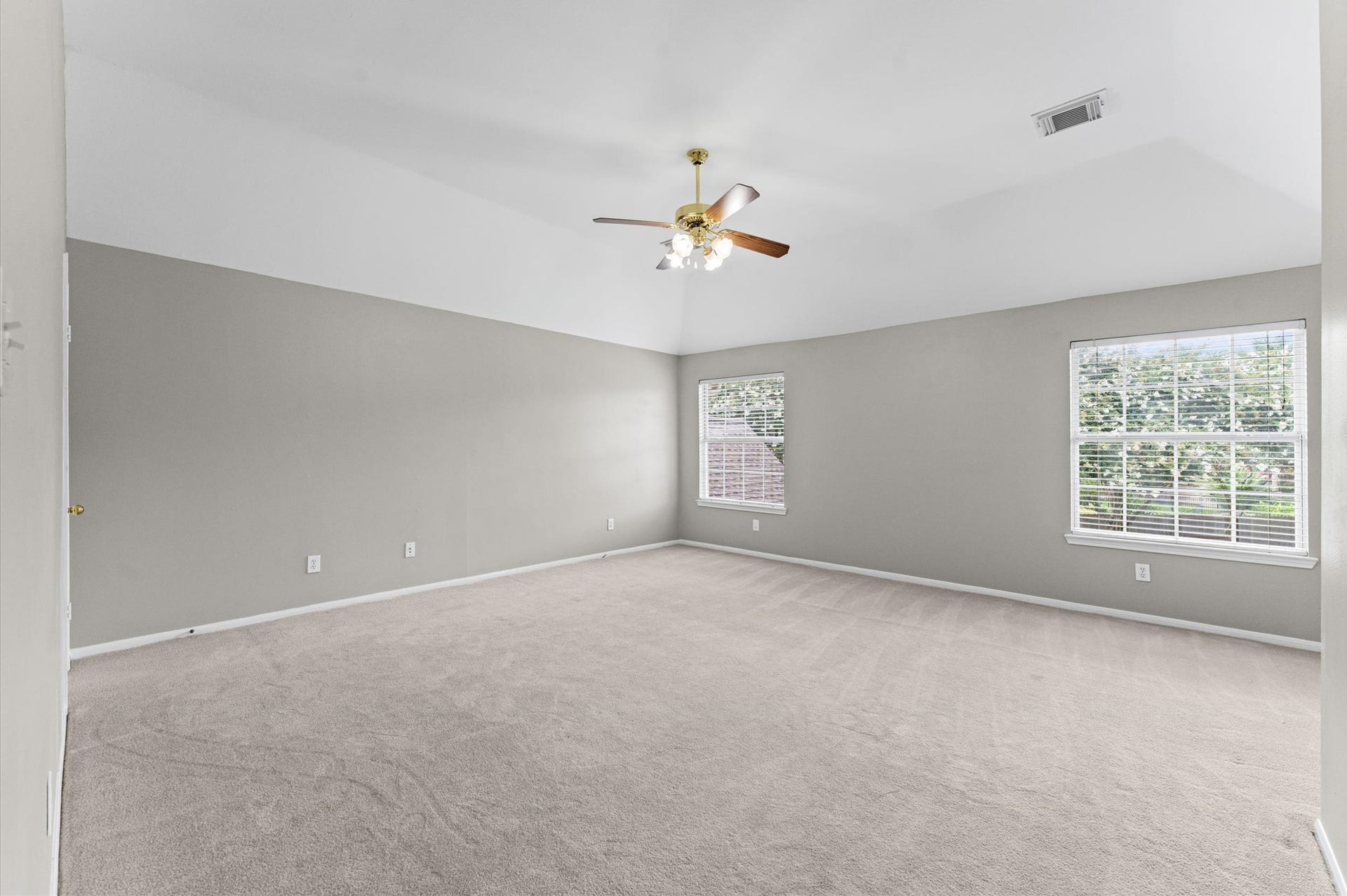 3010 Peekskill Court, Pearland, TX 77584 Upstairs there is a large 18' x 18' family / game room, which can also be used as a bedroom.