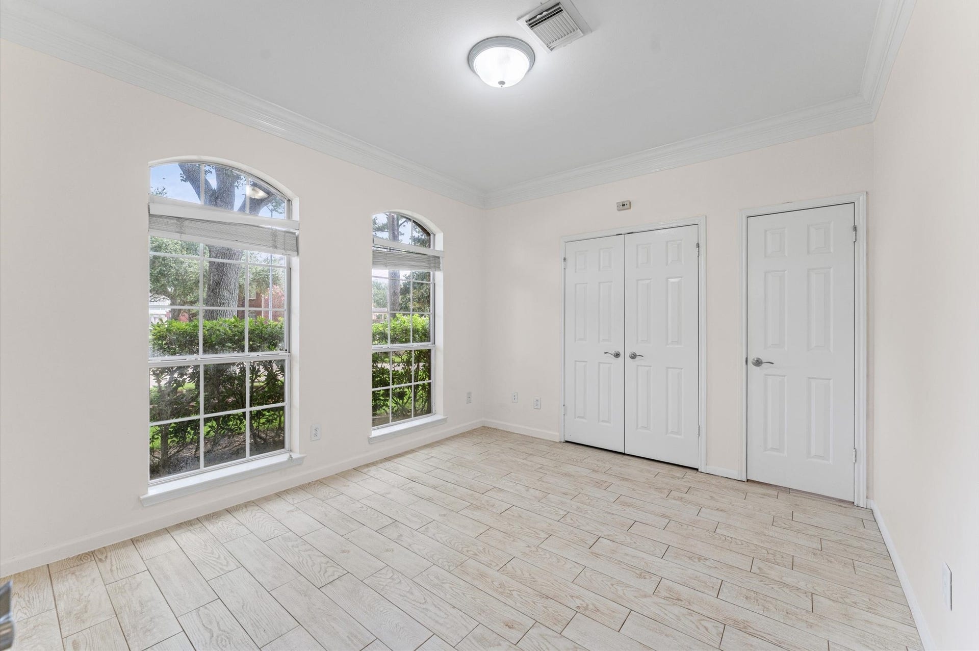 3010 Peekskill Court, Pearland, TX 77584 Home office located near the front door. It has a full bath, so can be used as a fifth bedroom.