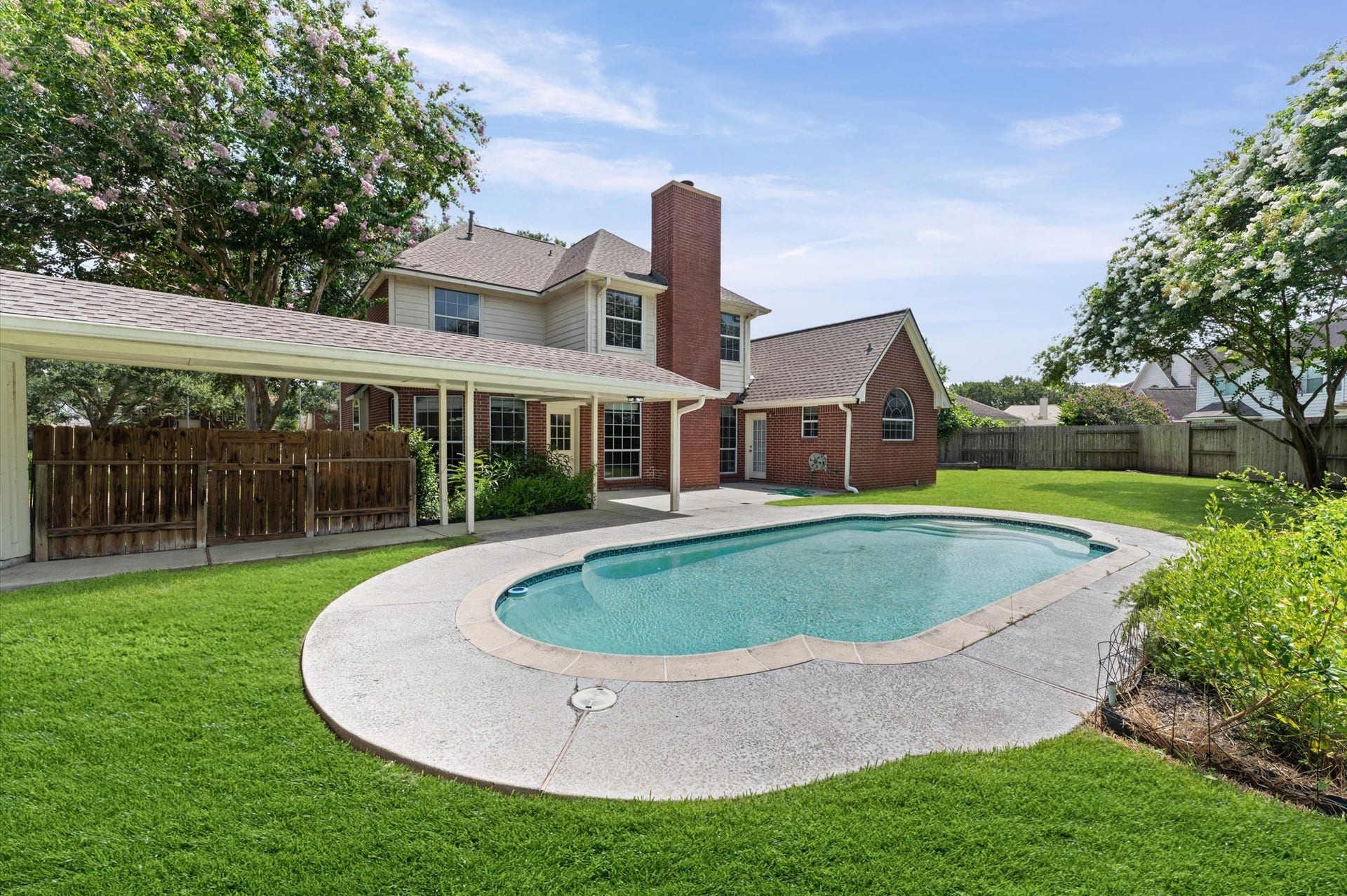 3010 Peekskill Court, Pearland, TX 77584 Private pool with a garden in the oversized backyard.