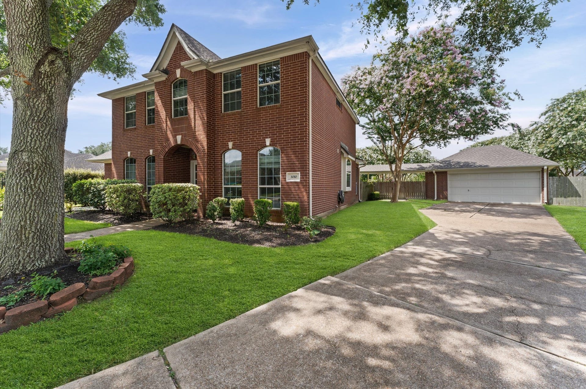 3010 Peekskill Court, Pearland, TX 77584 Two-car detached garage with a long driveway on the oversized lot.