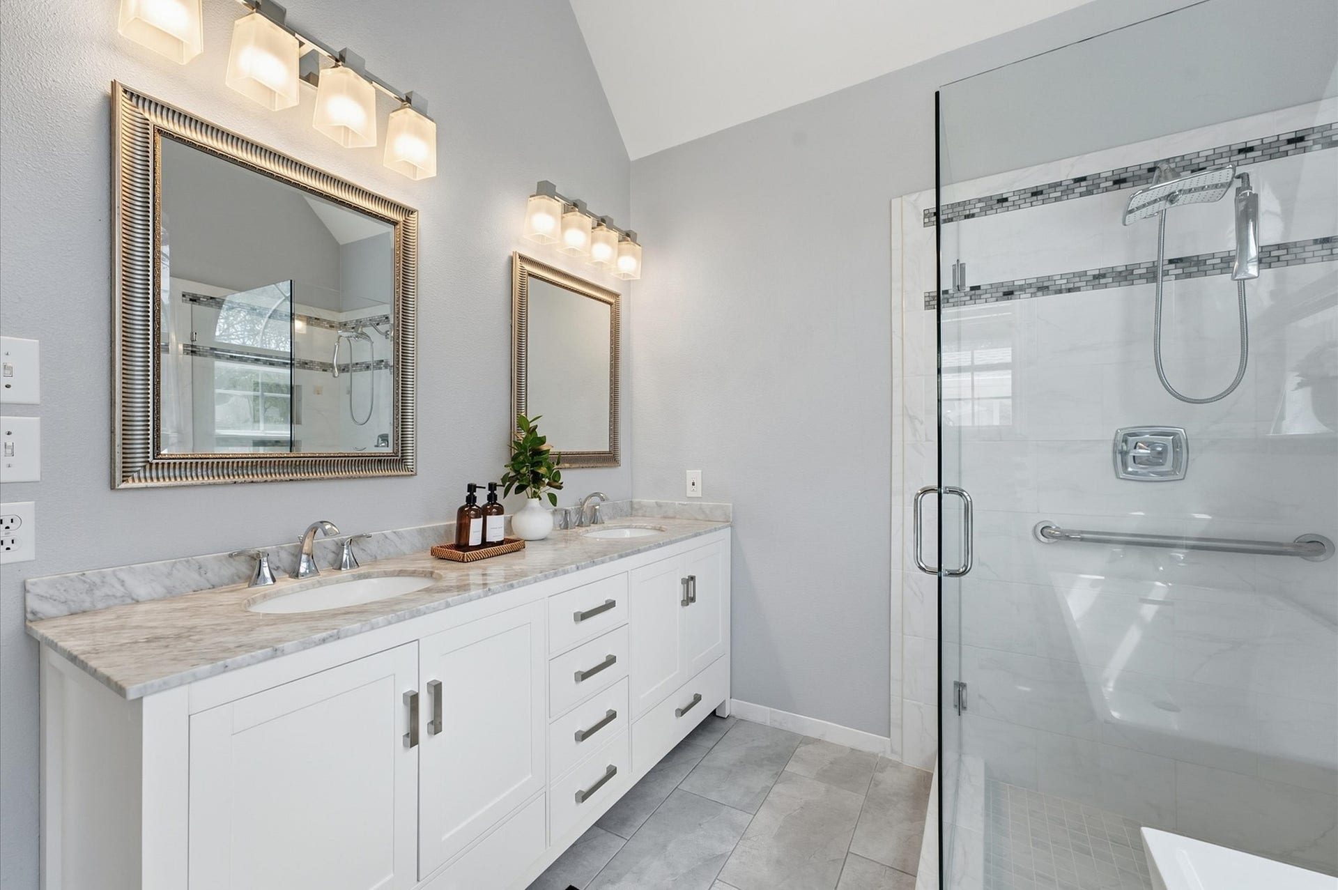 3010 Peekskill Court, Pearland, TX 77584 Primary bath features a soaking tub, separate shower, and double sinks.