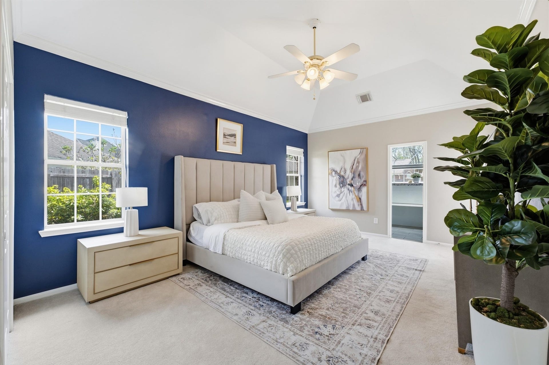3010 Peekskill Court, Pearland, TX 77584 Spacious primary suite located on the first floor.