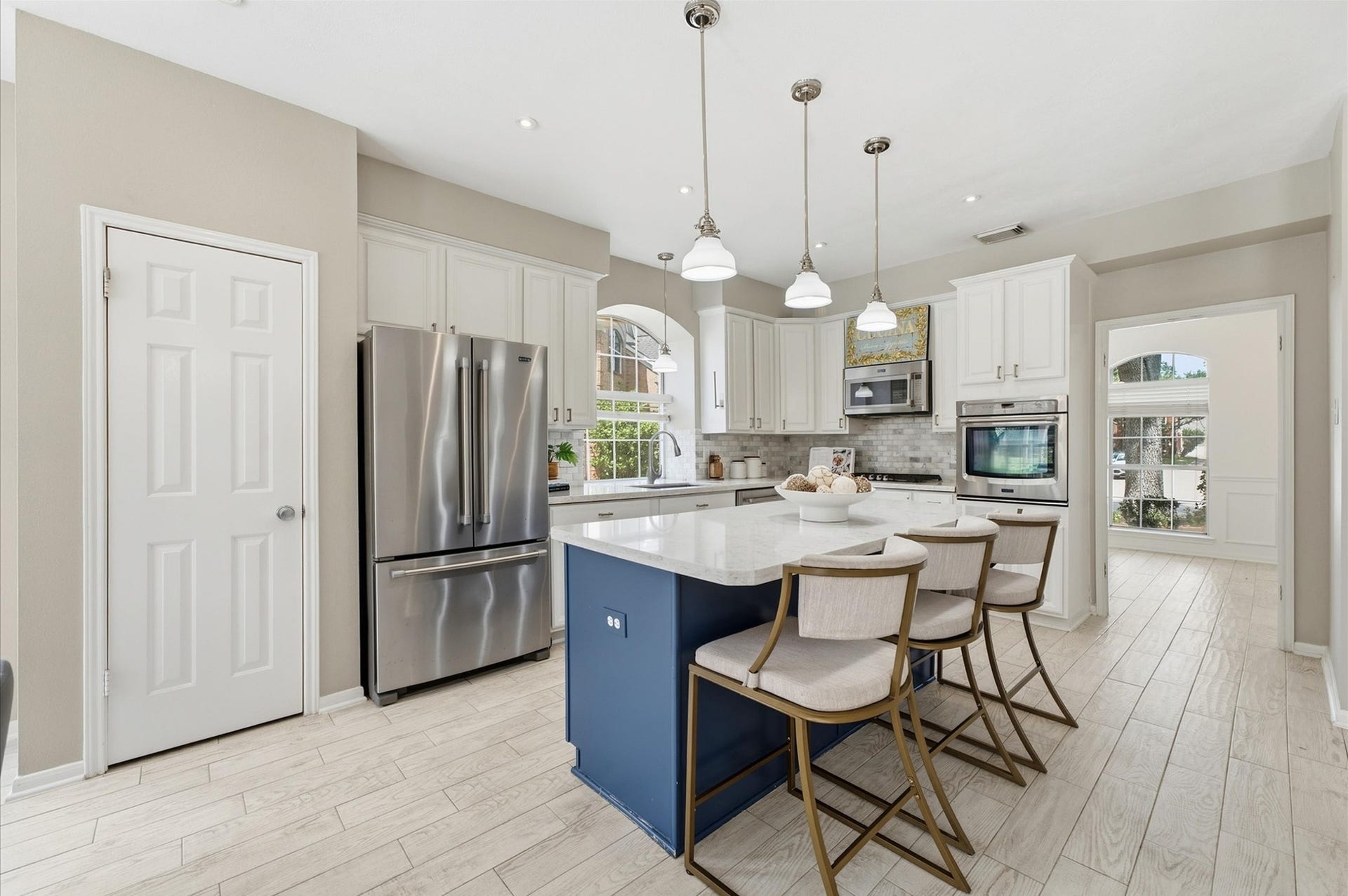 3010 Peekskill Court, Pearland, TX 77584 Kitchen is open to the breakfast area, with a pantry and soft-closing cabinets throughout.