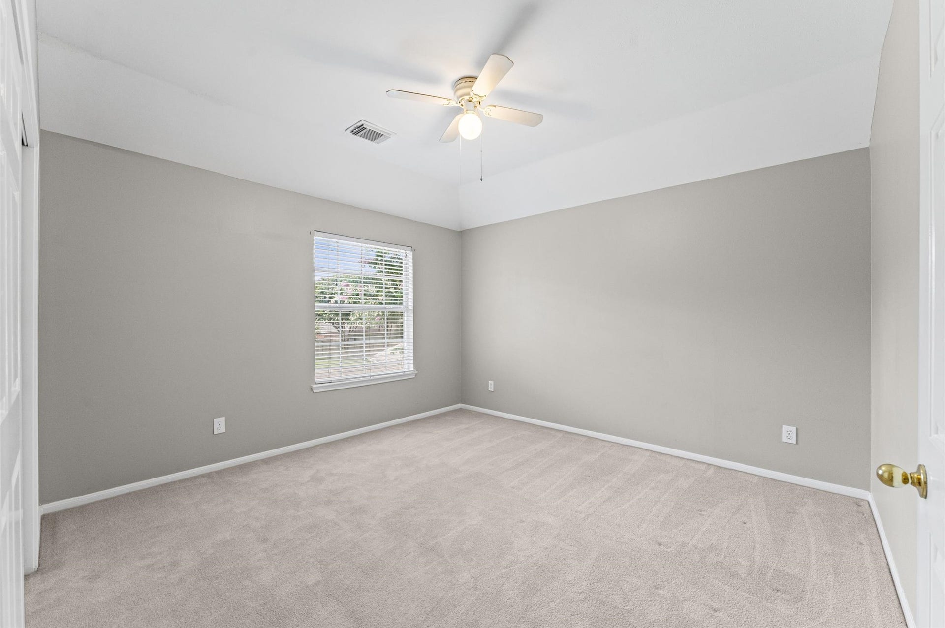 3010 Peekskill Court, Pearland, TX 77584 One of three secondary bedrooms upstairs.