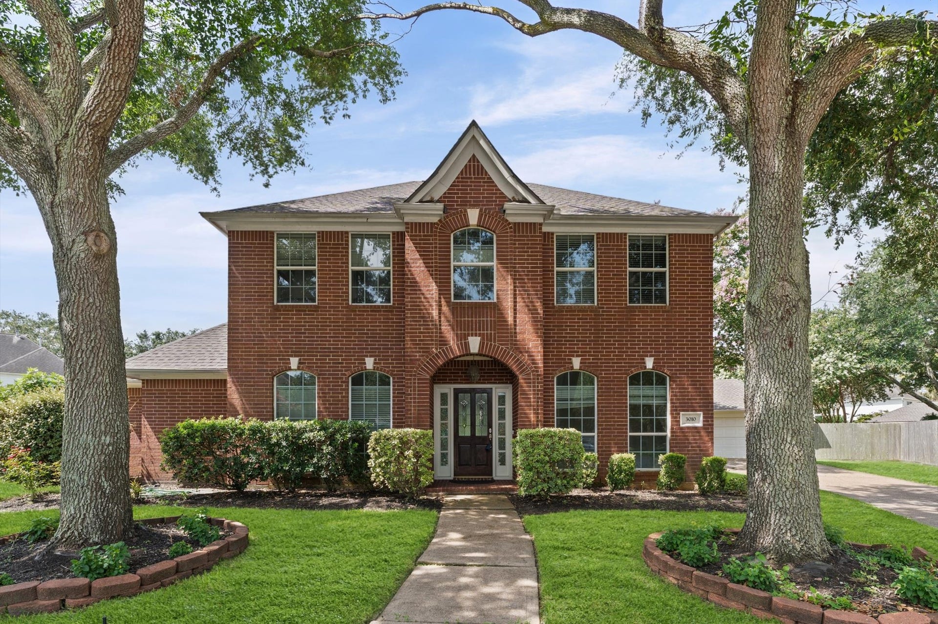 3010 Peekskill Court, Pearland, TX 77584 Located on a quiet cul-de-sac in Lakepointe at Silverlake, 3010 Peekskill Ct offers the layout and yard space active families need. The oversized 17,524 sf lot features a private pool and huge backyard, creating a great setup for everyday living and enjoying the outdoors.
