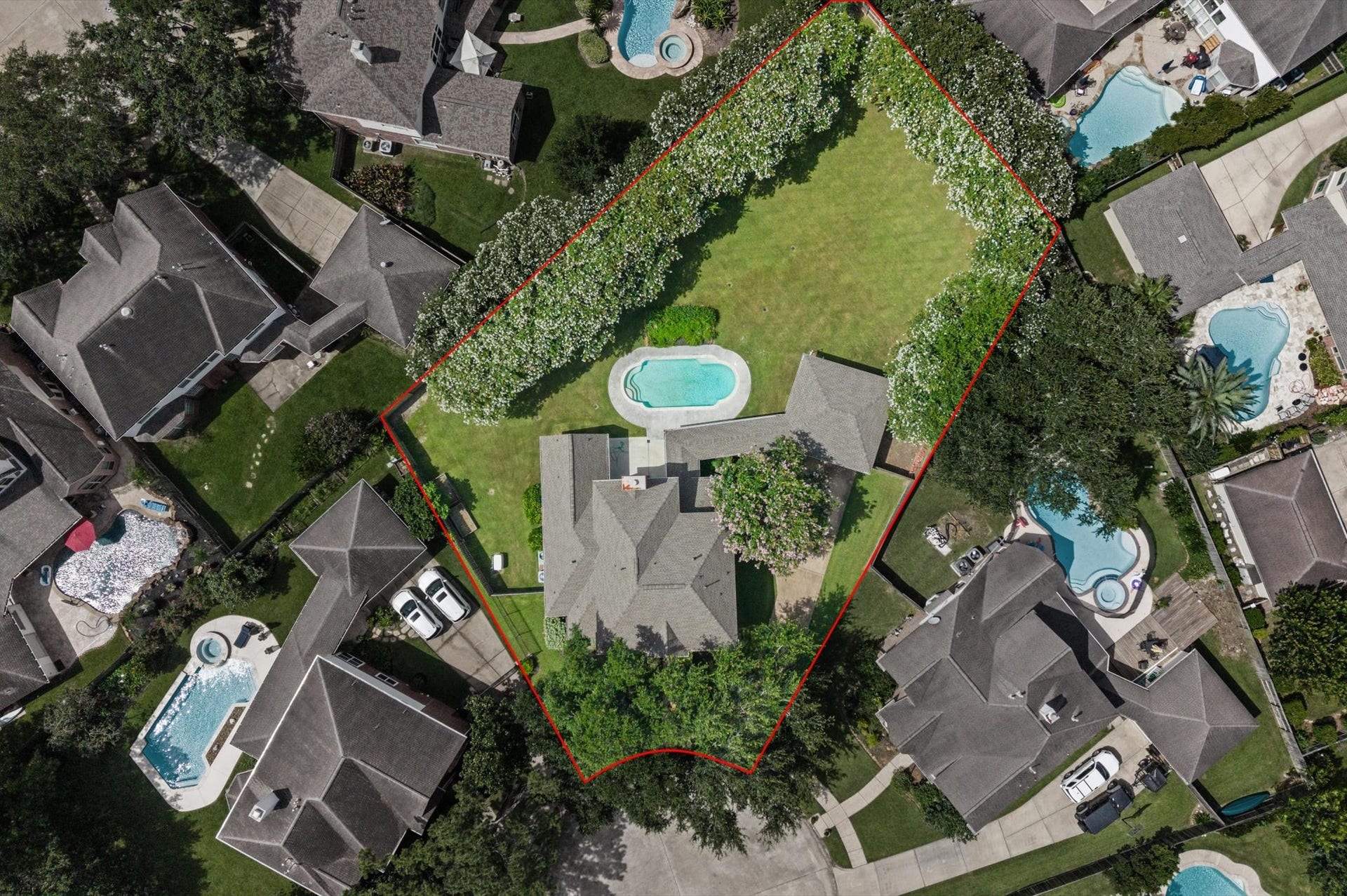 3010 Peekskill Court, Pearland, TX 77584 Aerial view shows the oversized 17,524 sf lot on the cul-de-sac.