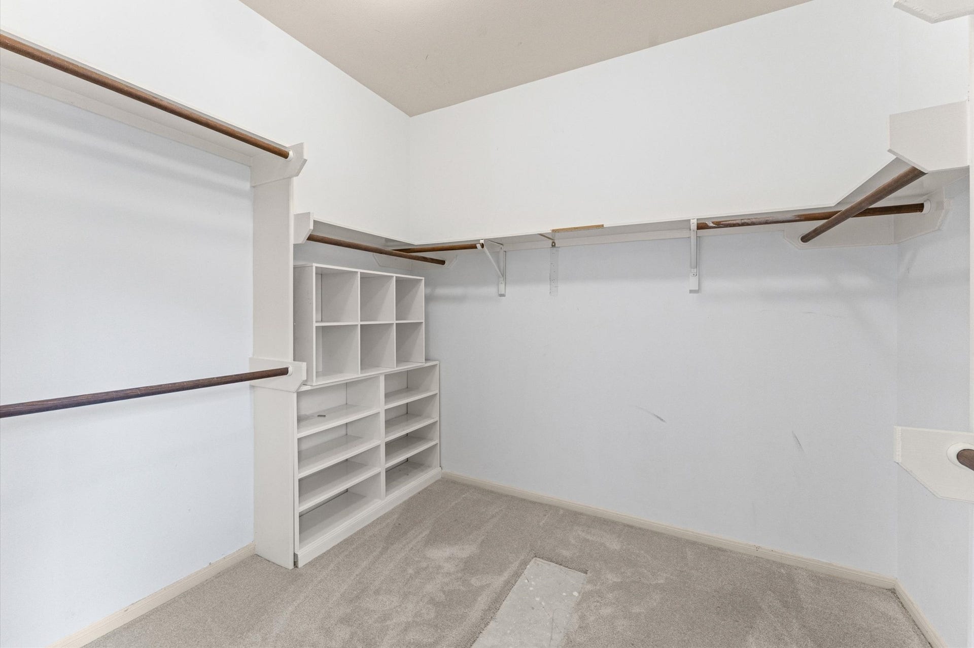 3010 Peekskill Court, Pearland, TX 77584 Primary bedroom offers a spacious walk-in closet.