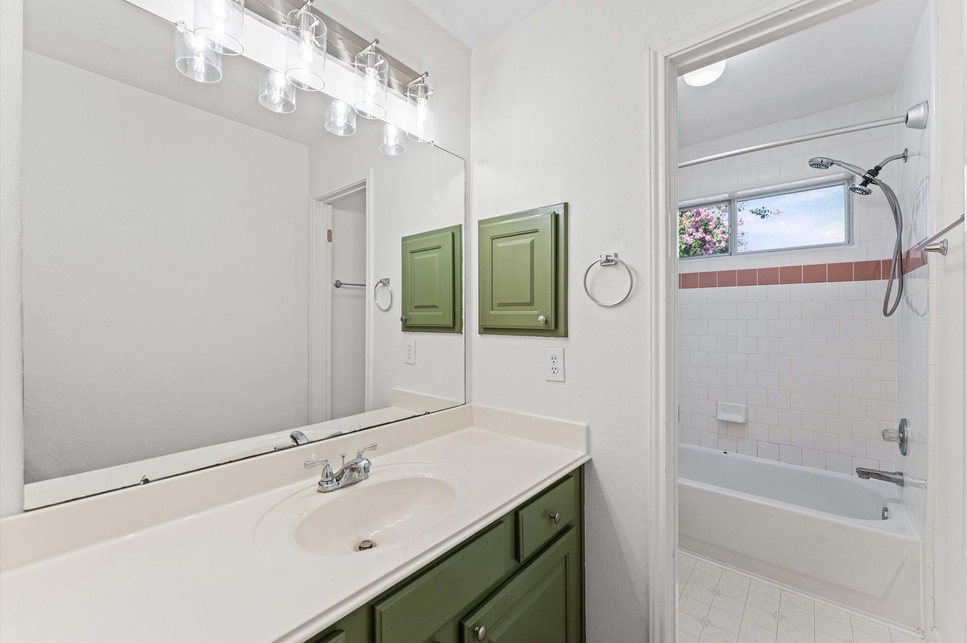 3010 Peekskill Court, Pearland, TX 77584 Secondary bathroom features a tub/shower combo.