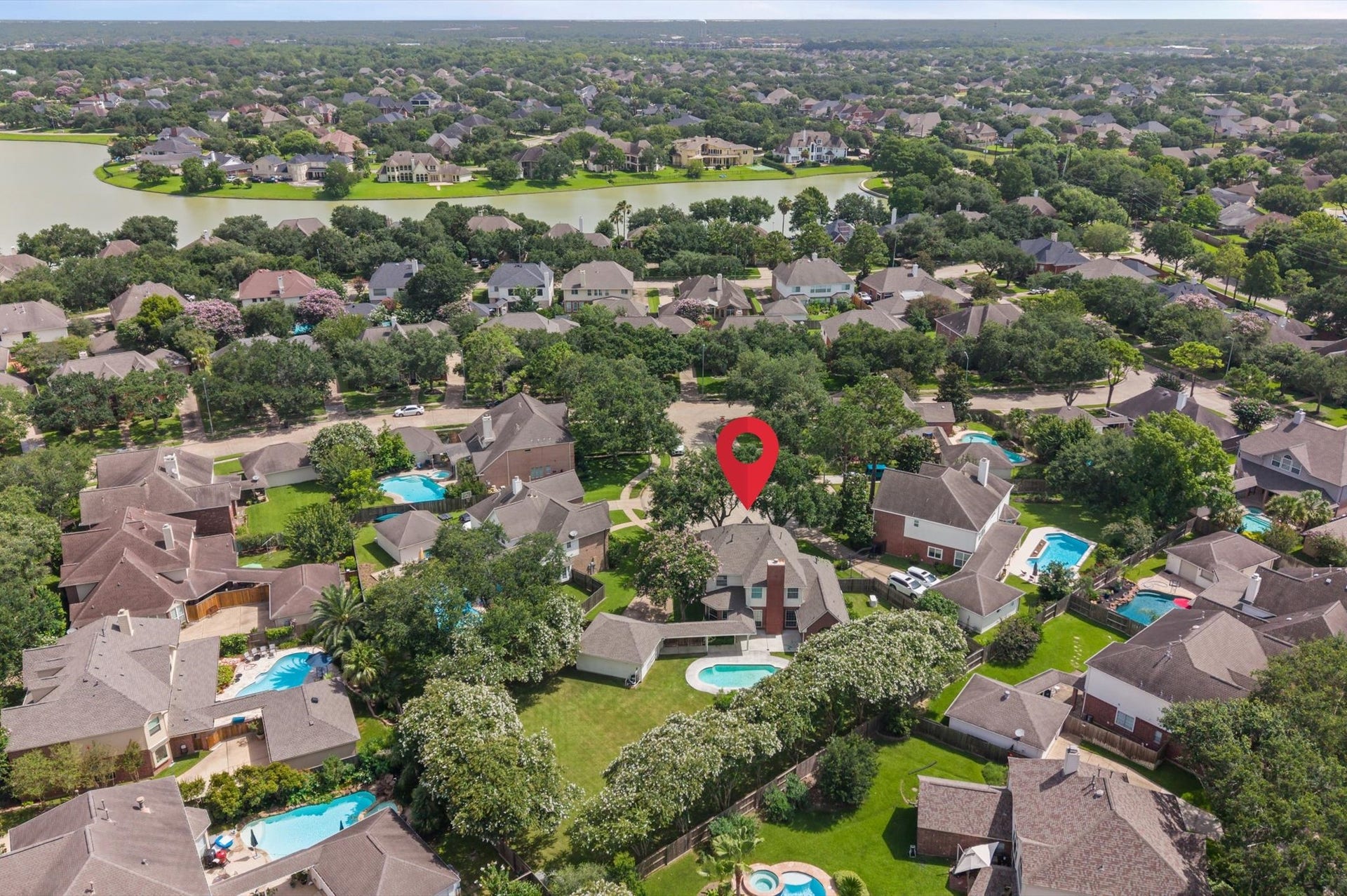 3010 Peekskill Court, Pearland, TX 77584 Aerial view of Silverlake, close to the neighborhood's community amenities.