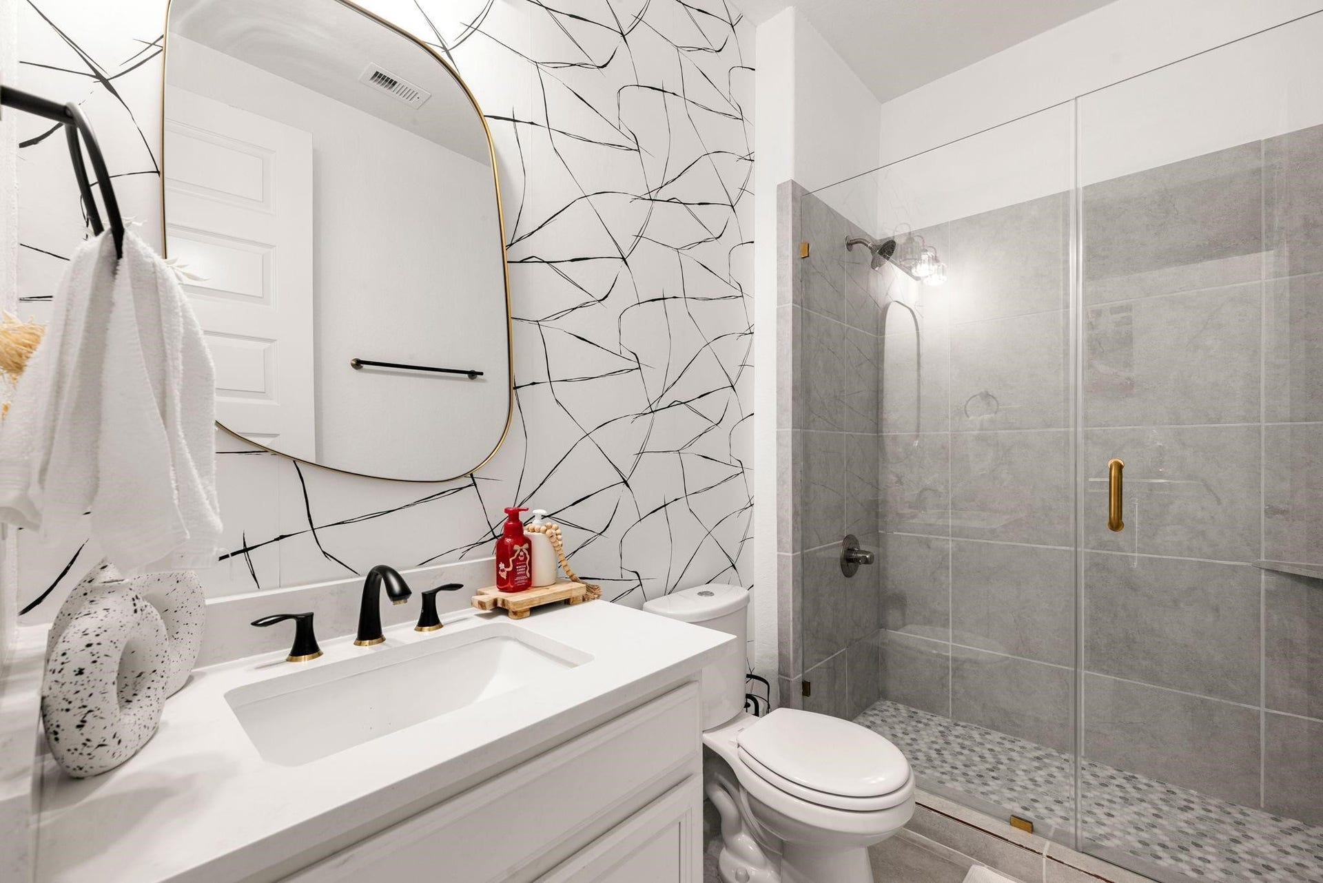 20422 Alpine Meadow Place, Richmond, TX 77407 A clean full bath with a sleek vanity, serving the main floor bedroom and visitors.