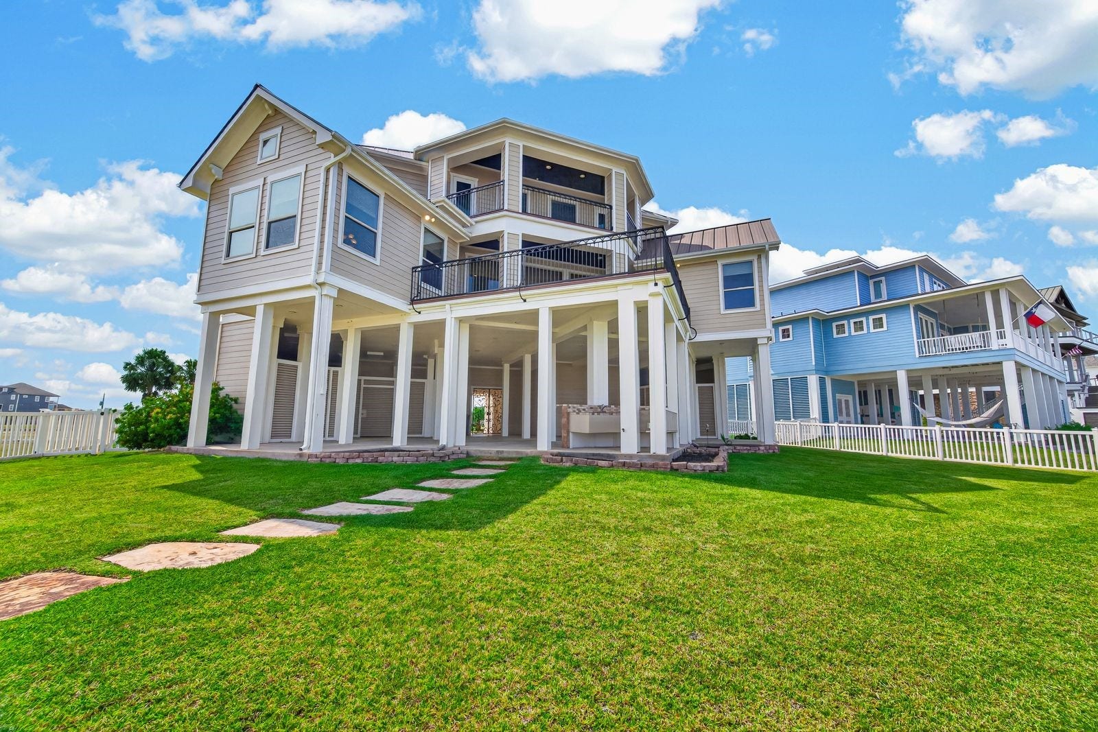 13 Sugarloaf, Hitchcock, TX 77563 Expansive backyard on the ground floor offers ample space for a luxurious pool, perfect for creating your own private oasis.