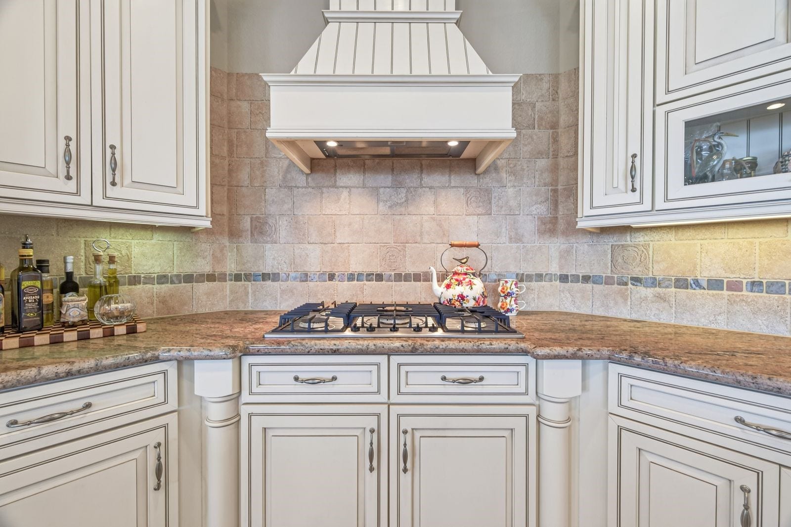 13 Sugarloaf, Hitchcock, TX 77563 Experience culinary bliss in this dream kitchen, featuring custom cabinetry, a stylish vent hood, and elegant undermount lighting.
