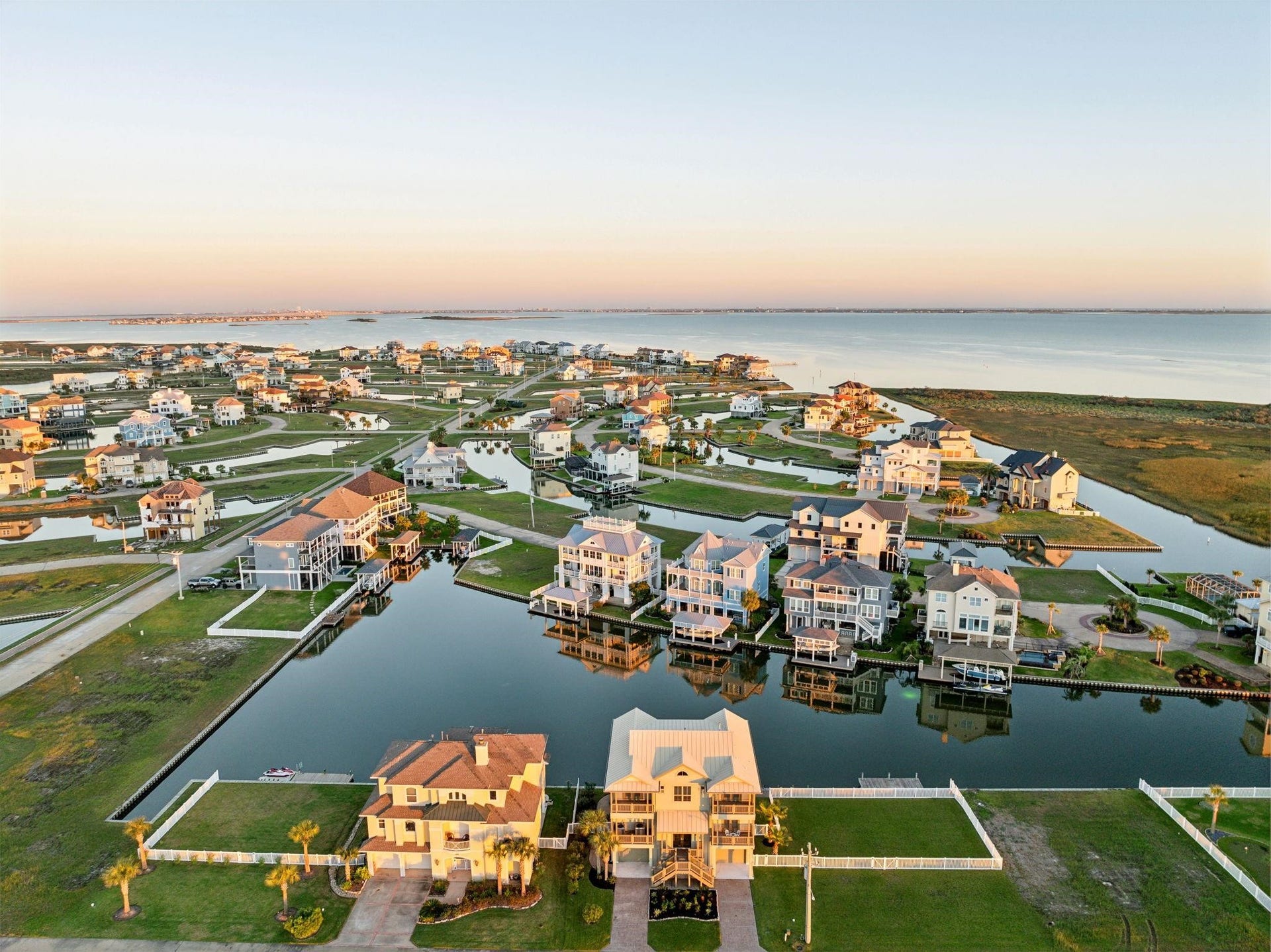 13 Sugarloaf, Hitchcock, TX 77563 Discover a boaters paradise at Harborwalk, where an expansive canal system and interconnected docks promise seamless water adventures from this prime waterfront location.