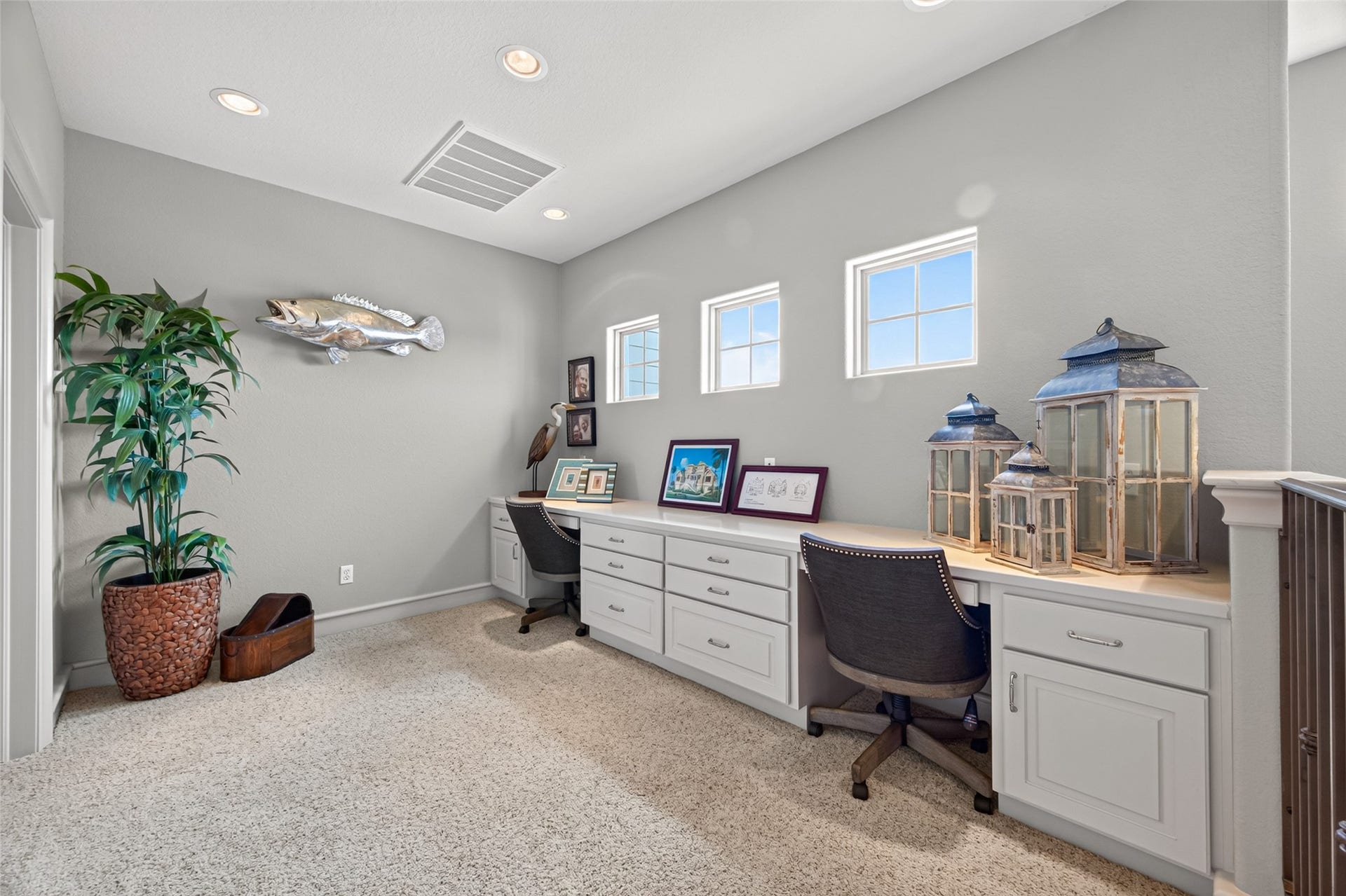 13 Sugarloaf, Hitchcock, TX 77563 Upstairs landing features a versatile built-in desk, perfect for dual home office setups.