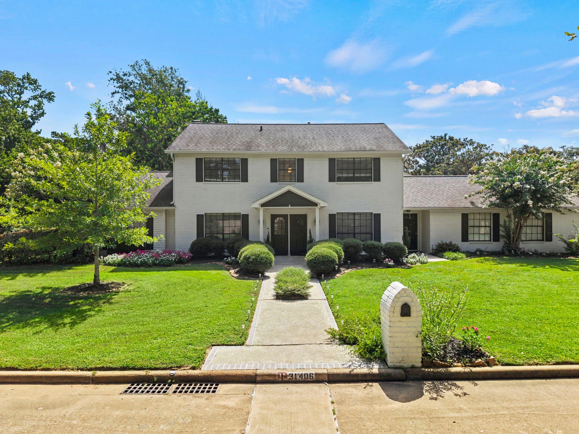 31406 Stella Lane, Tomball, TX 77375 Nestled on a premium corner lot, this home wraps you in comfort while keeping downtown Tomball and easy US-249 commutes right at your fingertips.