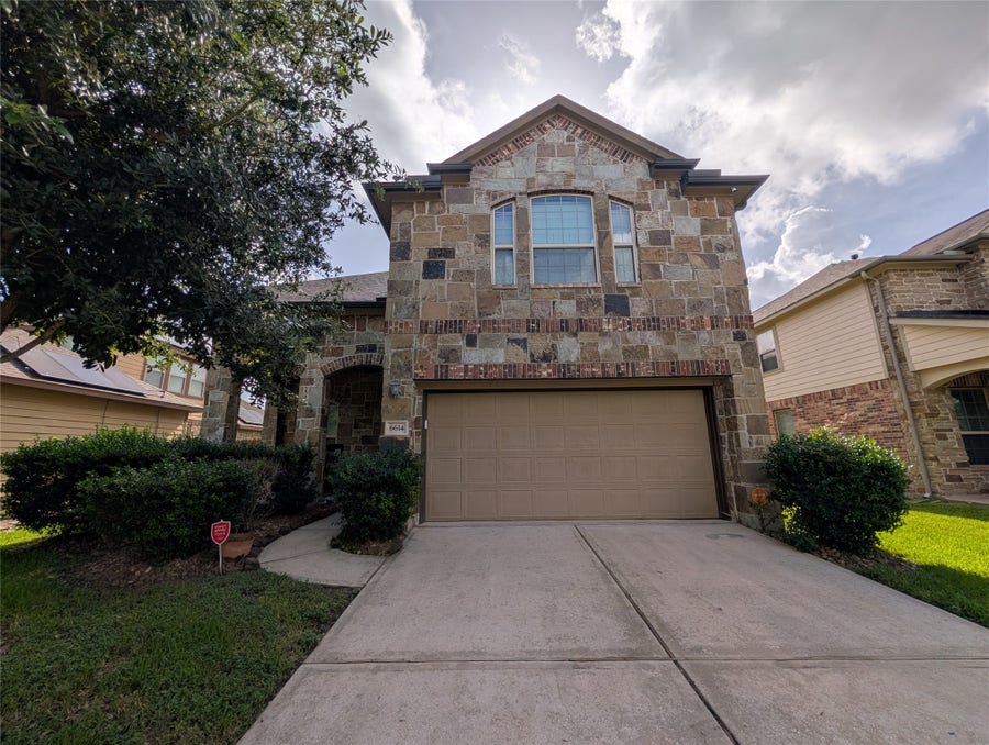 Property photo for 6614 Hunters Creek Lane, Baytown, TX