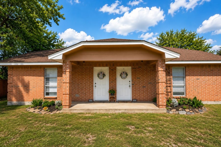 Property photo for 406 W Oak Street, Highlands, TX