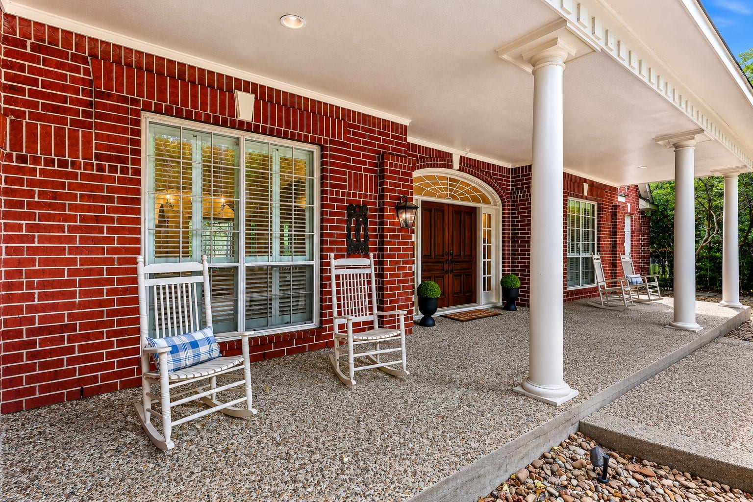 7 Pastoral Pond Circle, The Woodlands, TX 77380 Spacious, classic Southern covered front porch