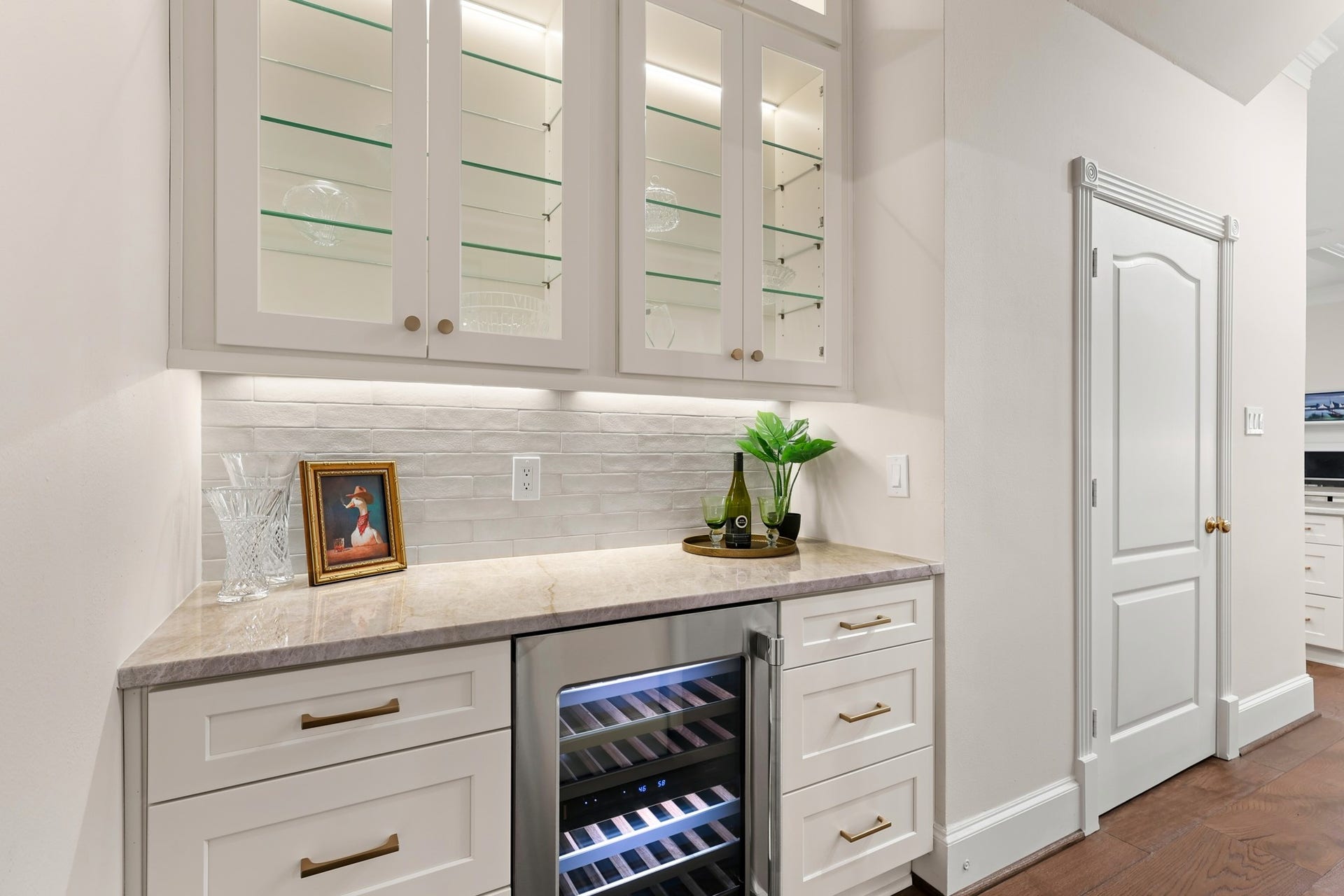 7 Pastoral Pond Circle, The Woodlands, TX 77380 Butlers Pantry / Bar area is located adjacent to Kitchen from Dining Room.