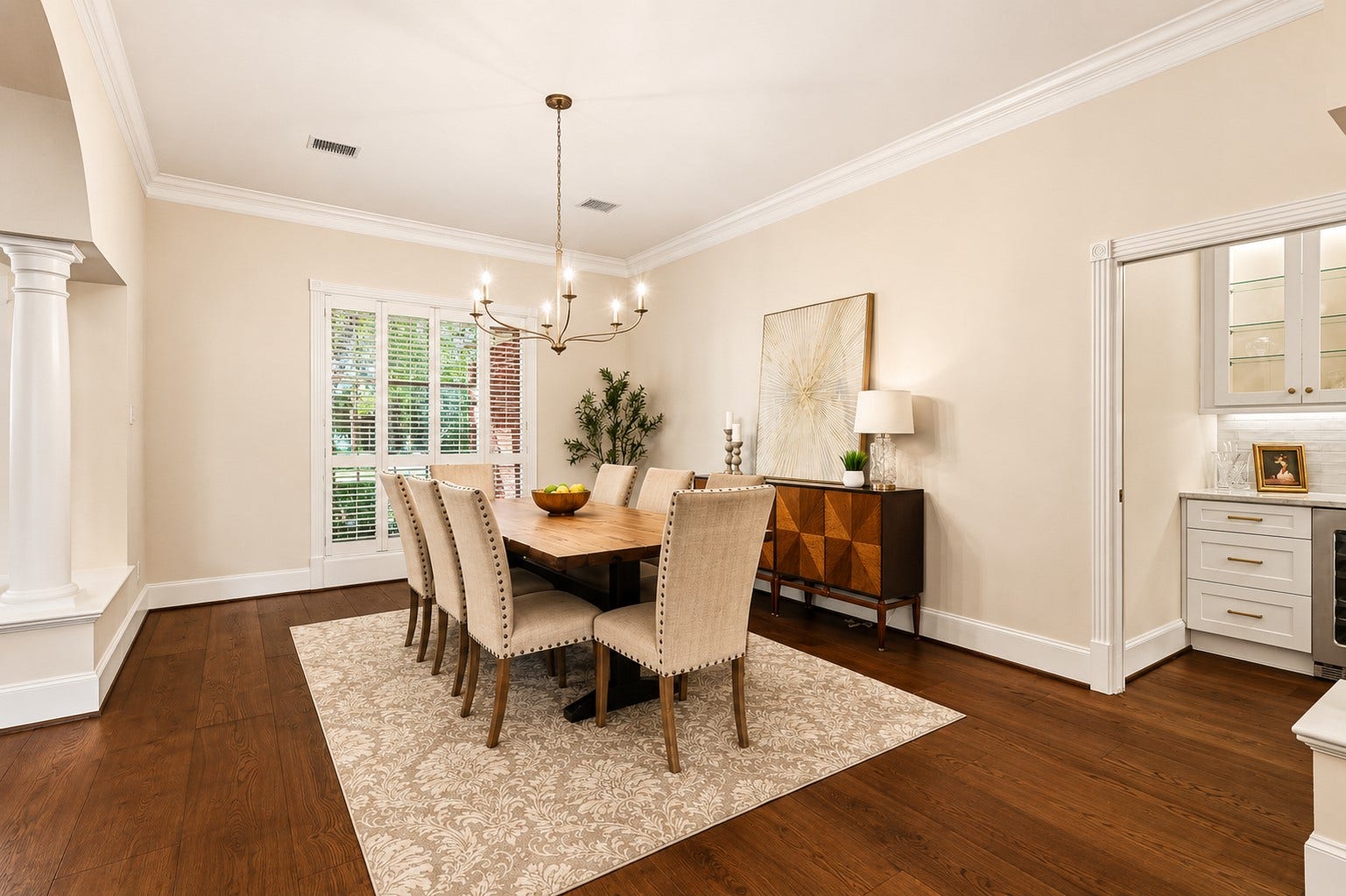 7 Pastoral Pond Circle, The Woodlands, TX 77380 Spacious dining room perfect for large gatherings.