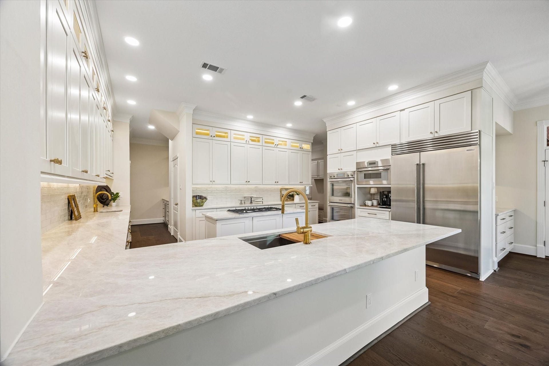 7 Pastoral Pond Circle, The Woodlands, TX 77380 Brand new custom cabinetry and ample counter space featuring a convenient built-in coffee bar.