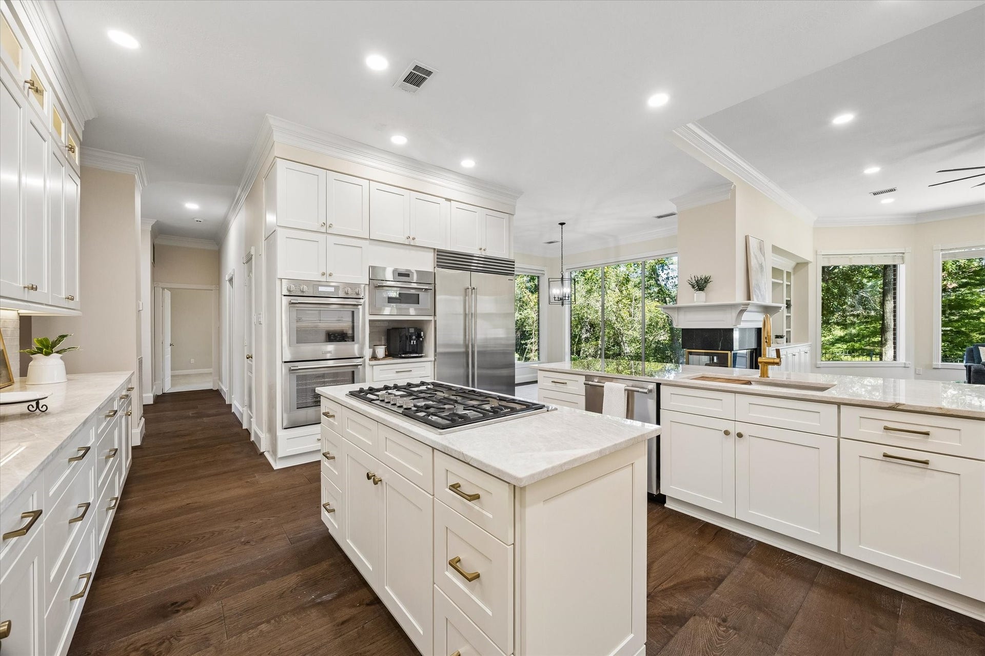 7 Pastoral Pond Circle, The Woodlands, TX 77380 High-end kitchen featuring a professional-grade Thermador appliance package, including a double oven and a custom built-in Sub-Zero refrigerator.