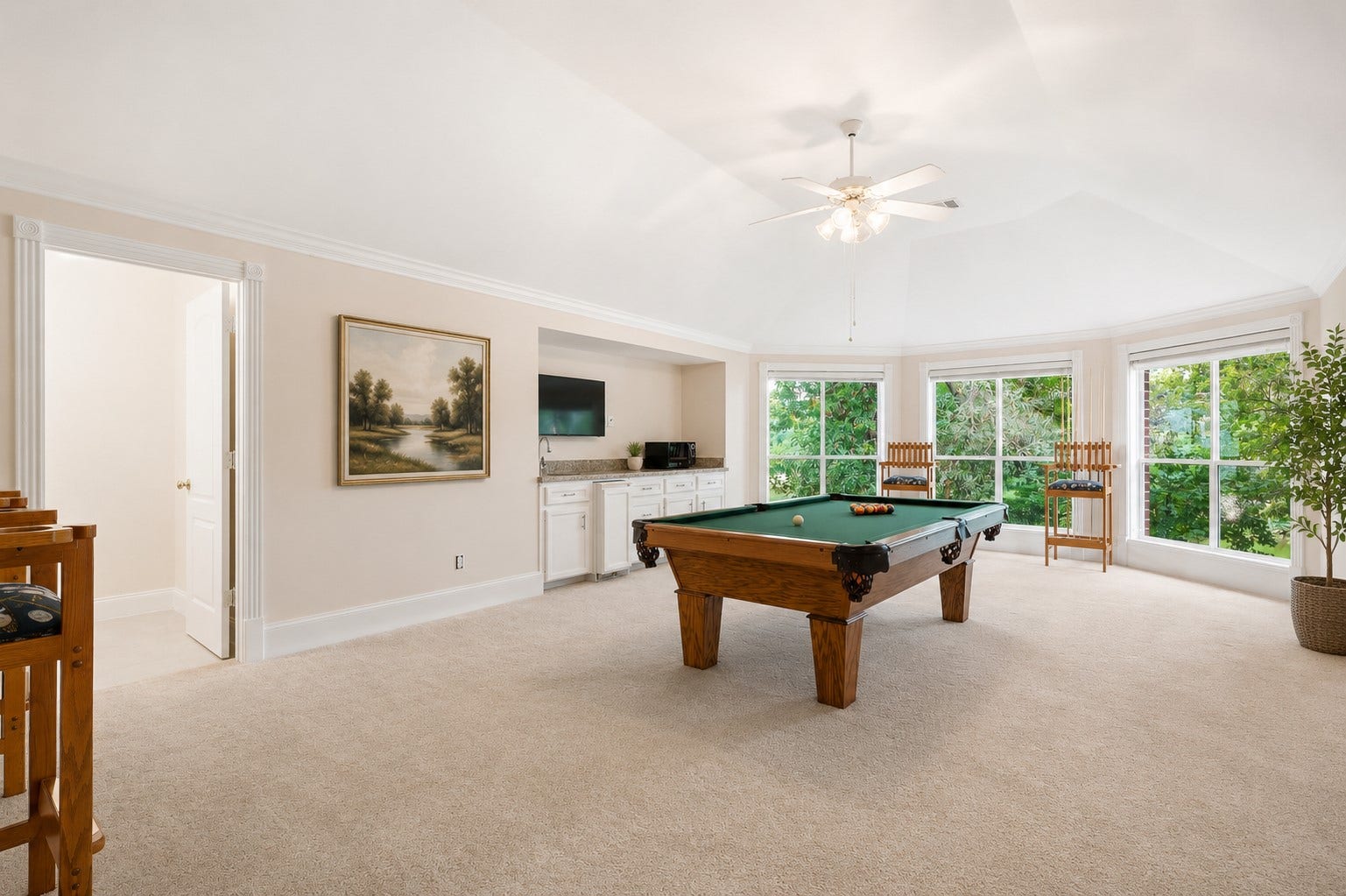 7 Pastoral Pond Circle, The Woodlands, TX 77380 Spacious second-floor gameroom with room for a billiards table and walk-out access to a private balcony; perfect for entertaining or relaxing.