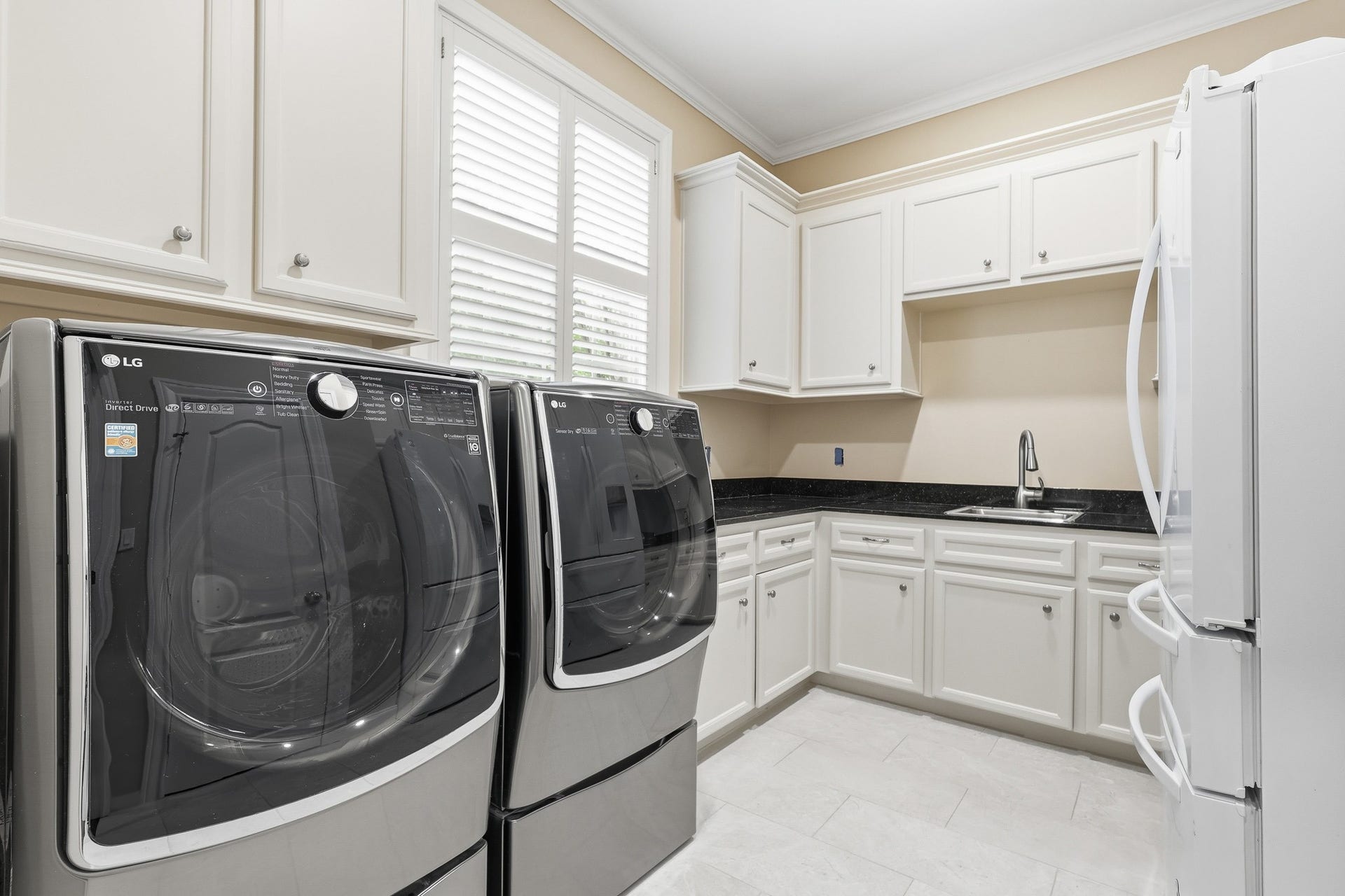 7 Pastoral Pond Circle, The Woodlands, TX 77380 Laundry with extra refrigerator and sink is located on first floor.