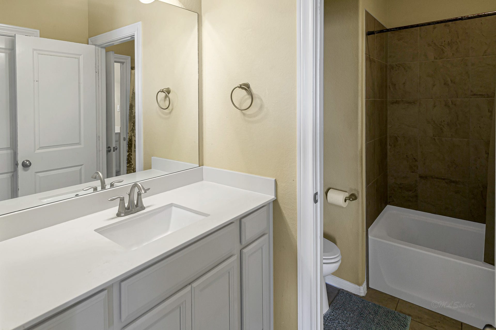 28106 Middlewater View, Katy, TX 77406 Jack & Jill Bathroom Upstairs