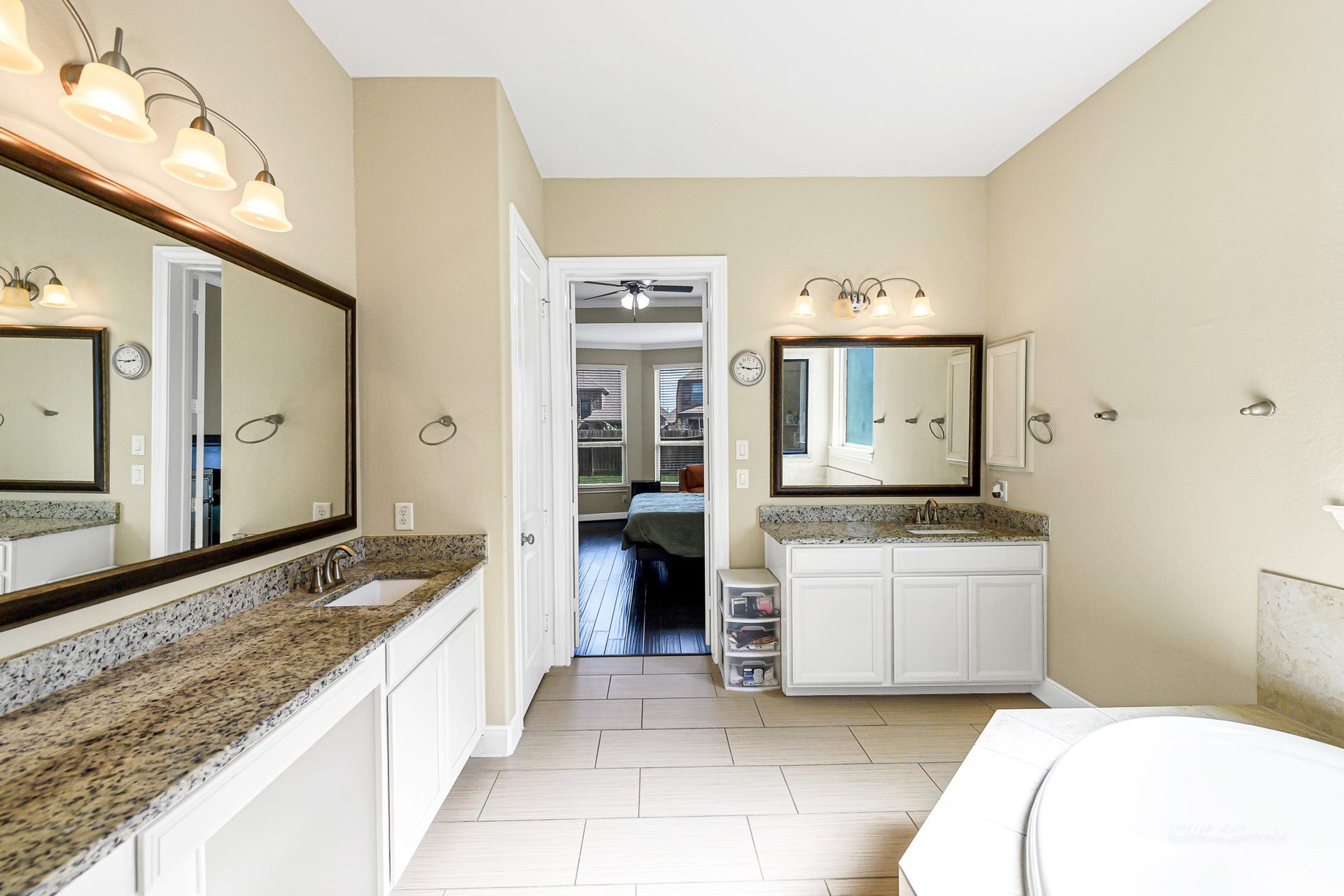 28106 Middlewater View, Katy, TX 77406 Primary Bath, Seperate Sinks W/seatting Vanity. Seperate Shower & Soaking Tub.