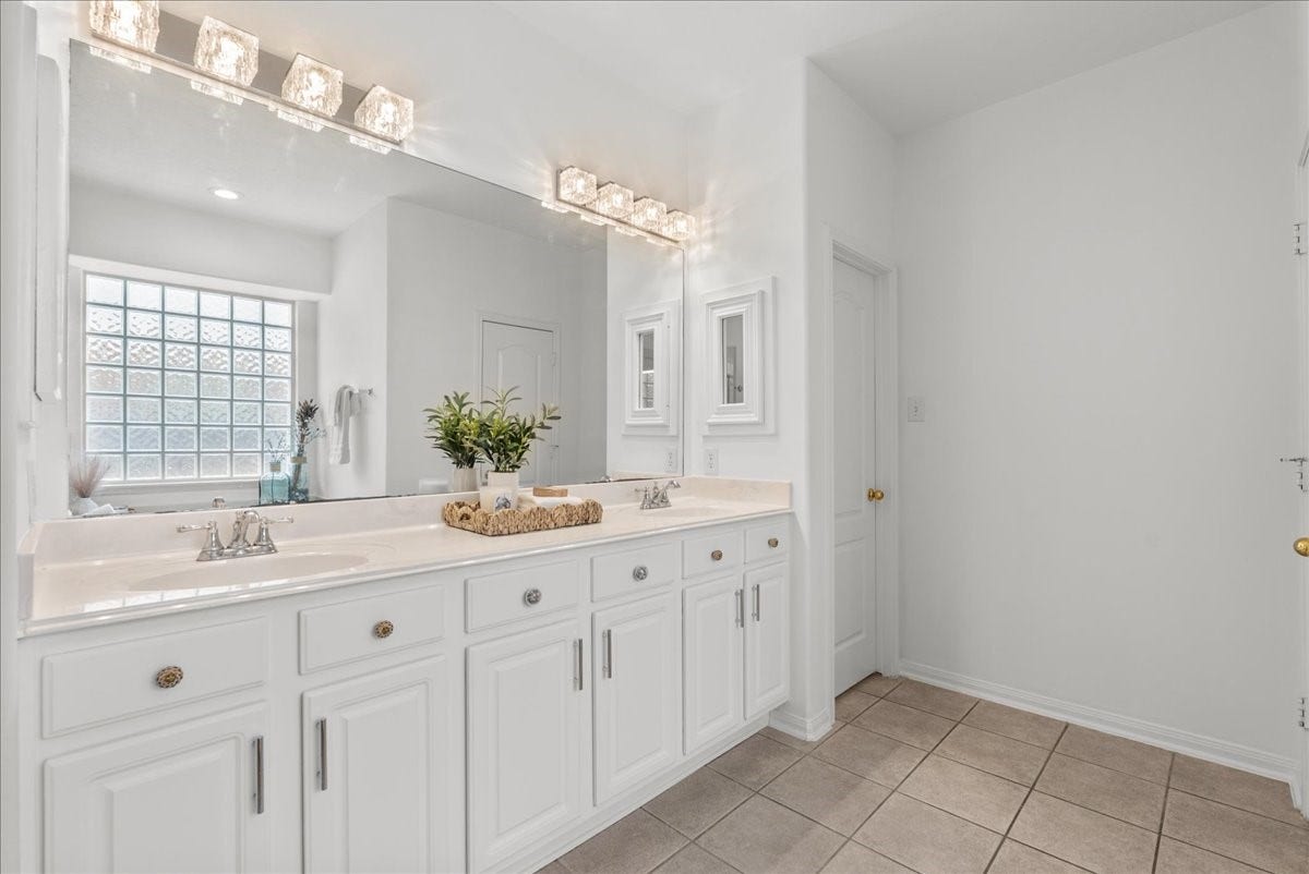 311 Lake Front Drive, League City, TX 77573 The primary bath offers a double vanity and plenty of counter space and storage.