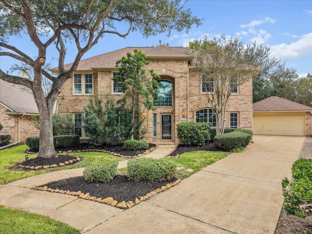 311 Lake Front Drive, League City, TX 77573 Welcome home to 311 Lake Front Drive!