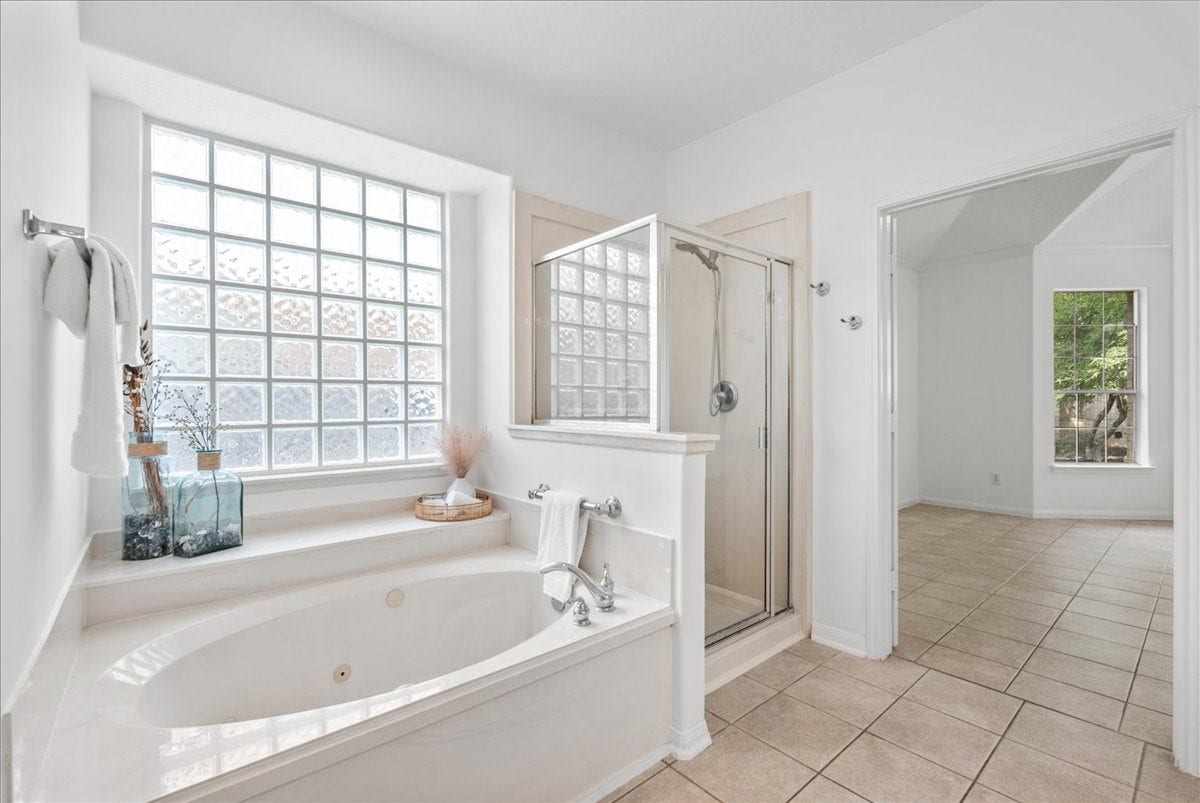 311 Lake Front Drive, League City, TX 77573 Imagine relaxing in this large garden tub after a long day!